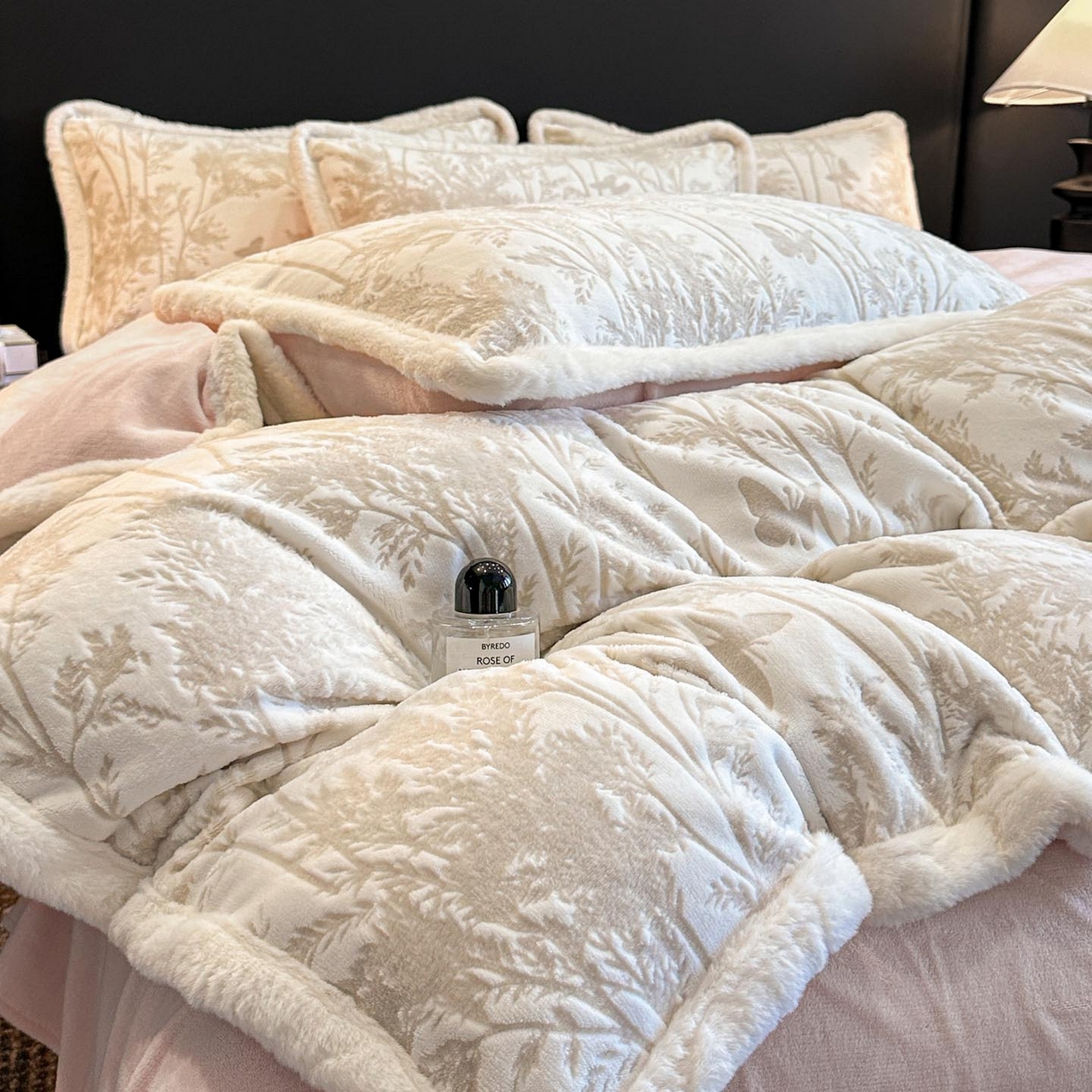 91家纺网 家纺一手货源 找家纺 涵宸家纺 2025新款雕花牛奶绒四件套 雨蝶-灰