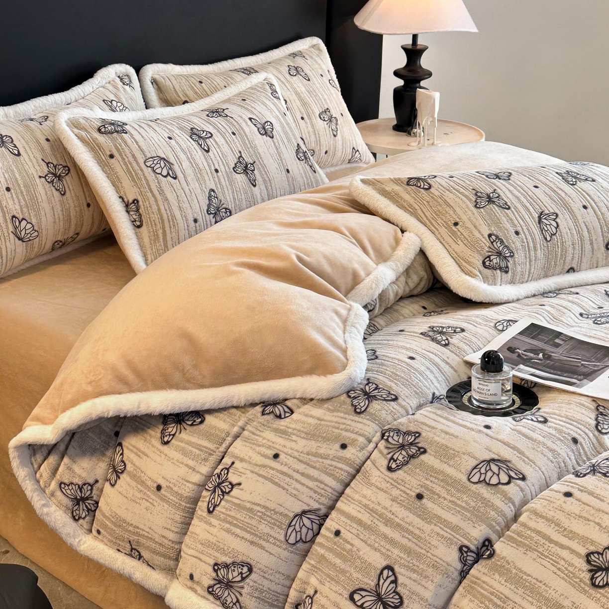 91家纺网 家纺一手货源 找家纺 涵宸家纺 2025新款雕花牛奶绒四件套 蝶舞纷飞-咖