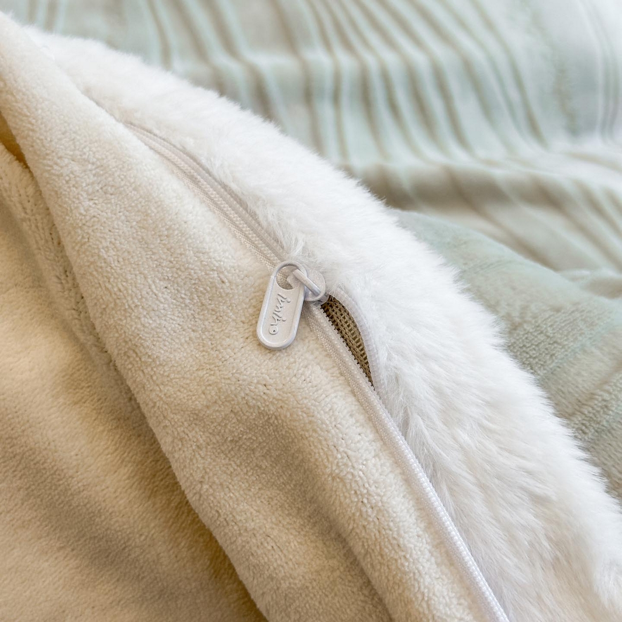 91家纺网 家纺一手货源 找家纺 涵宸家纺 2025新款雕花牛奶绒四件套 拾光-绿