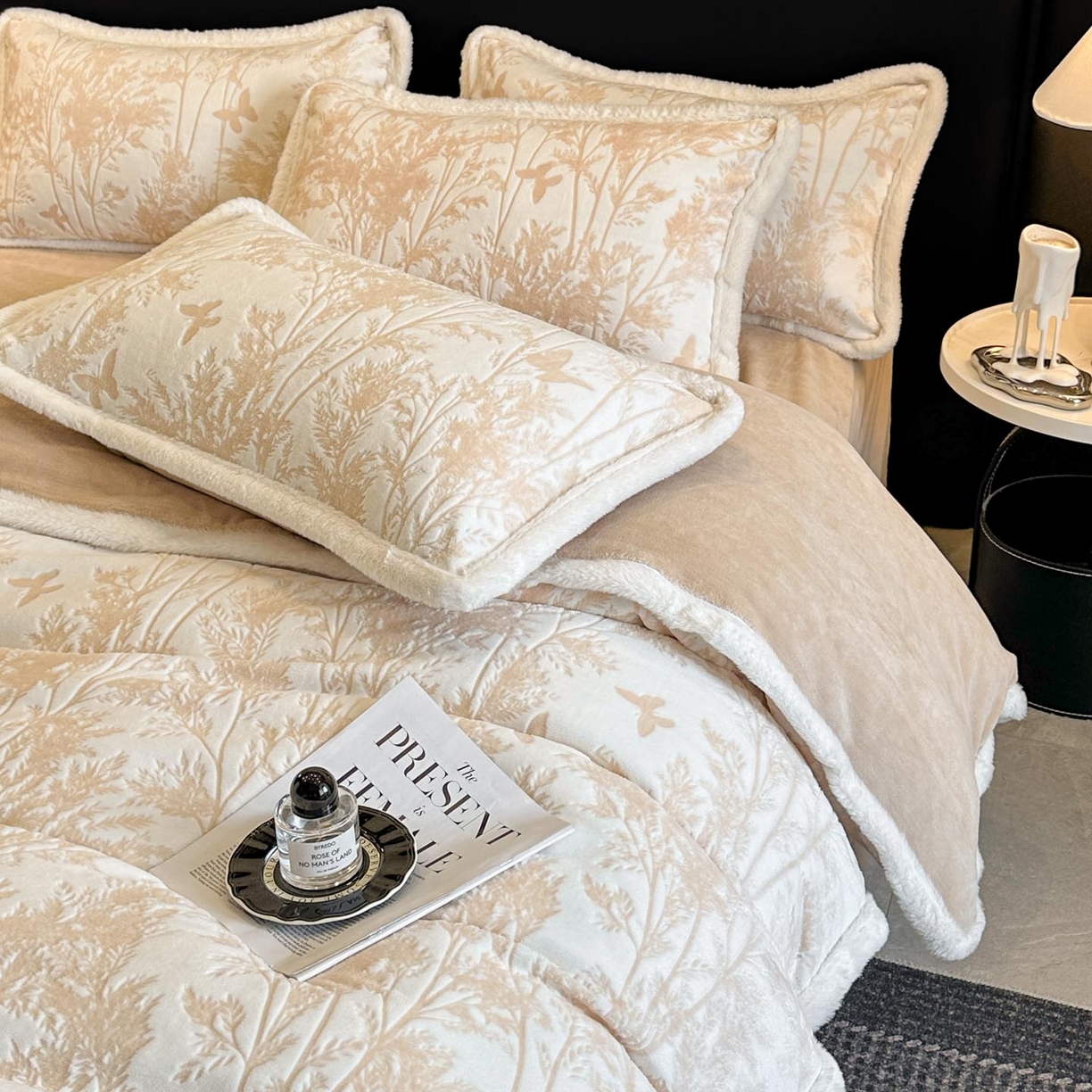 91家纺网 家纺一手货源 找家纺 涵宸家纺 2025新款雕花牛奶绒四件套 雨蝶-卡其