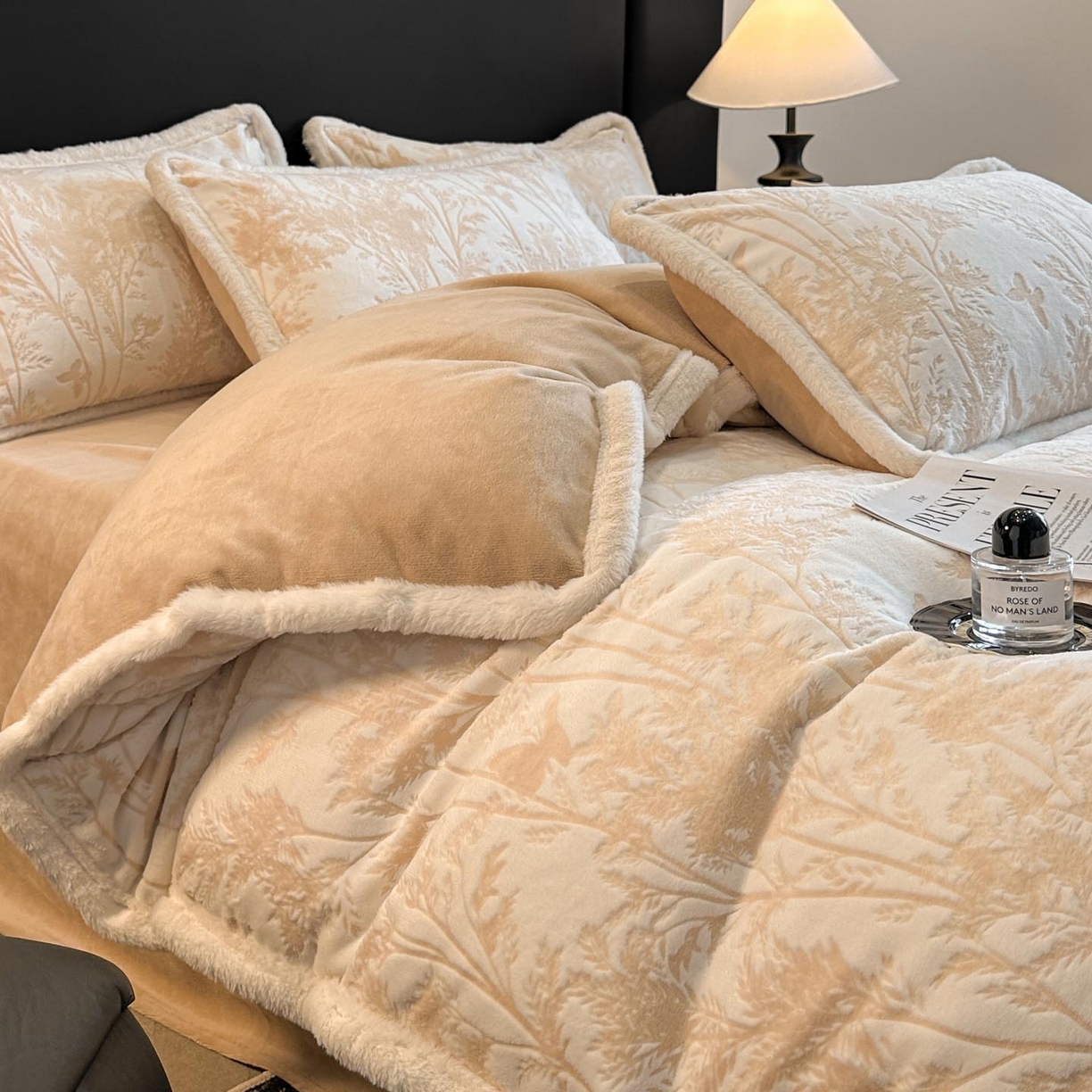 91家纺网 家纺一手货源 找家纺 涵宸家纺 2025新款雕花牛奶绒四件套 雨蝶-卡其