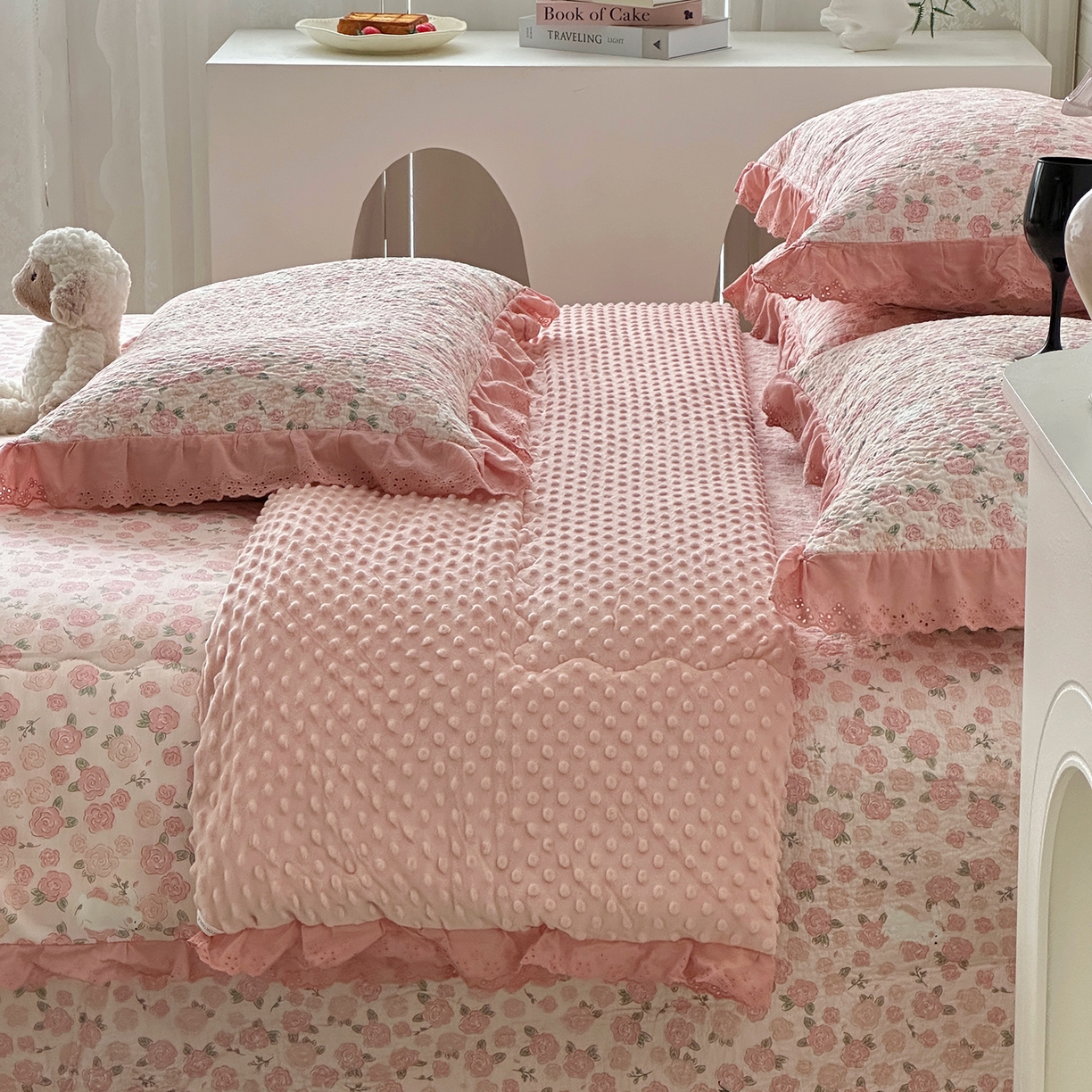 91家纺网 家纺一手货源 找家纺 佰织鑫家居 2025秋冬新品全棉法式床盖款豆豆被四件套 爱情故事