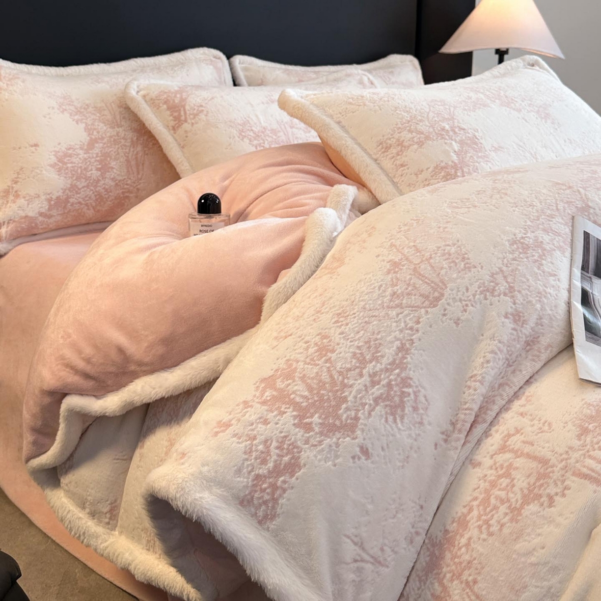 91家纺网 家纺一手货源 找家纺 涵宸家纺 2025新款雕花牛奶绒四件套 绿茵-粉