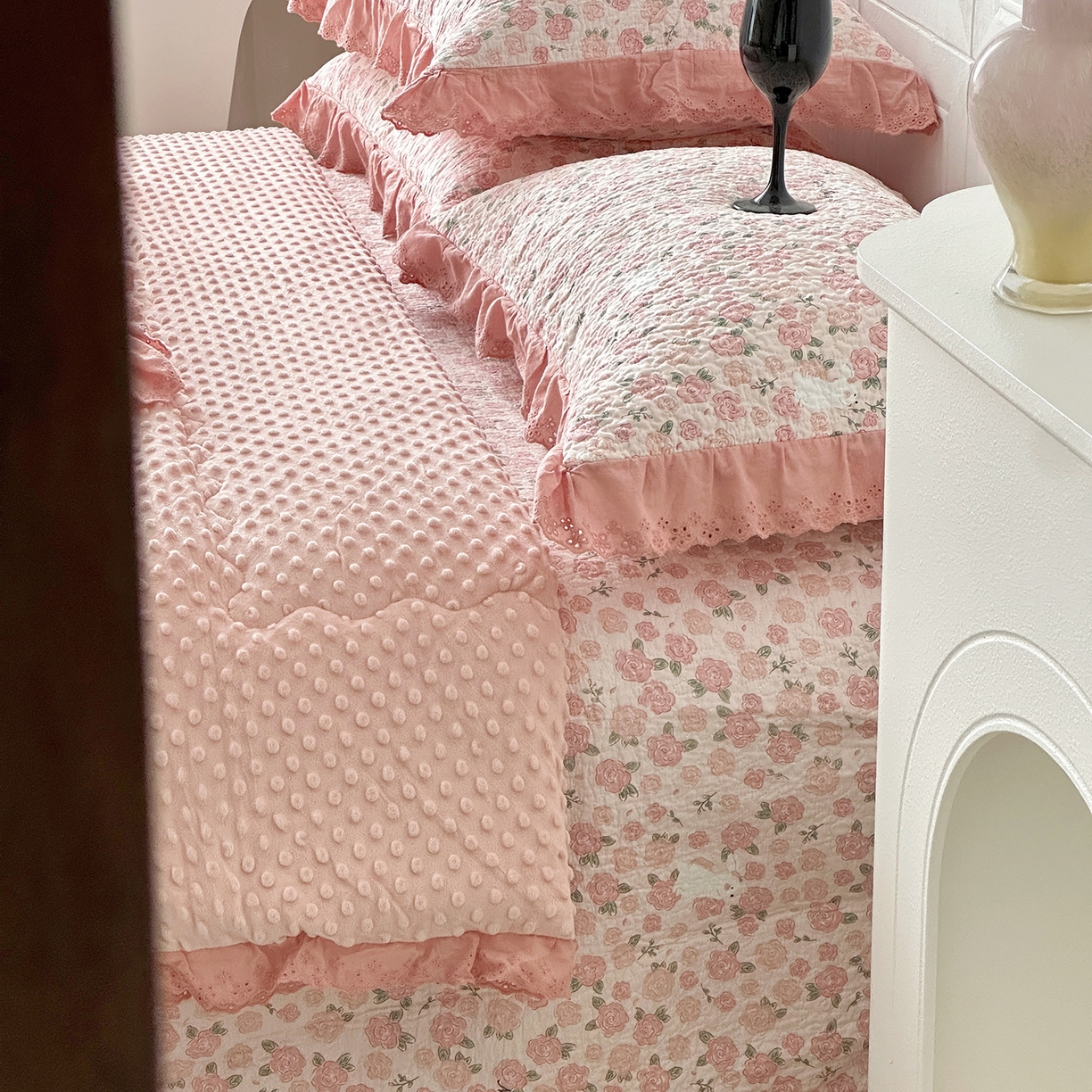 91家纺网 家纺一手货源 找家纺 佰织鑫家居 2025秋冬新品全棉法式床盖款豆豆被四件套 爱情故事