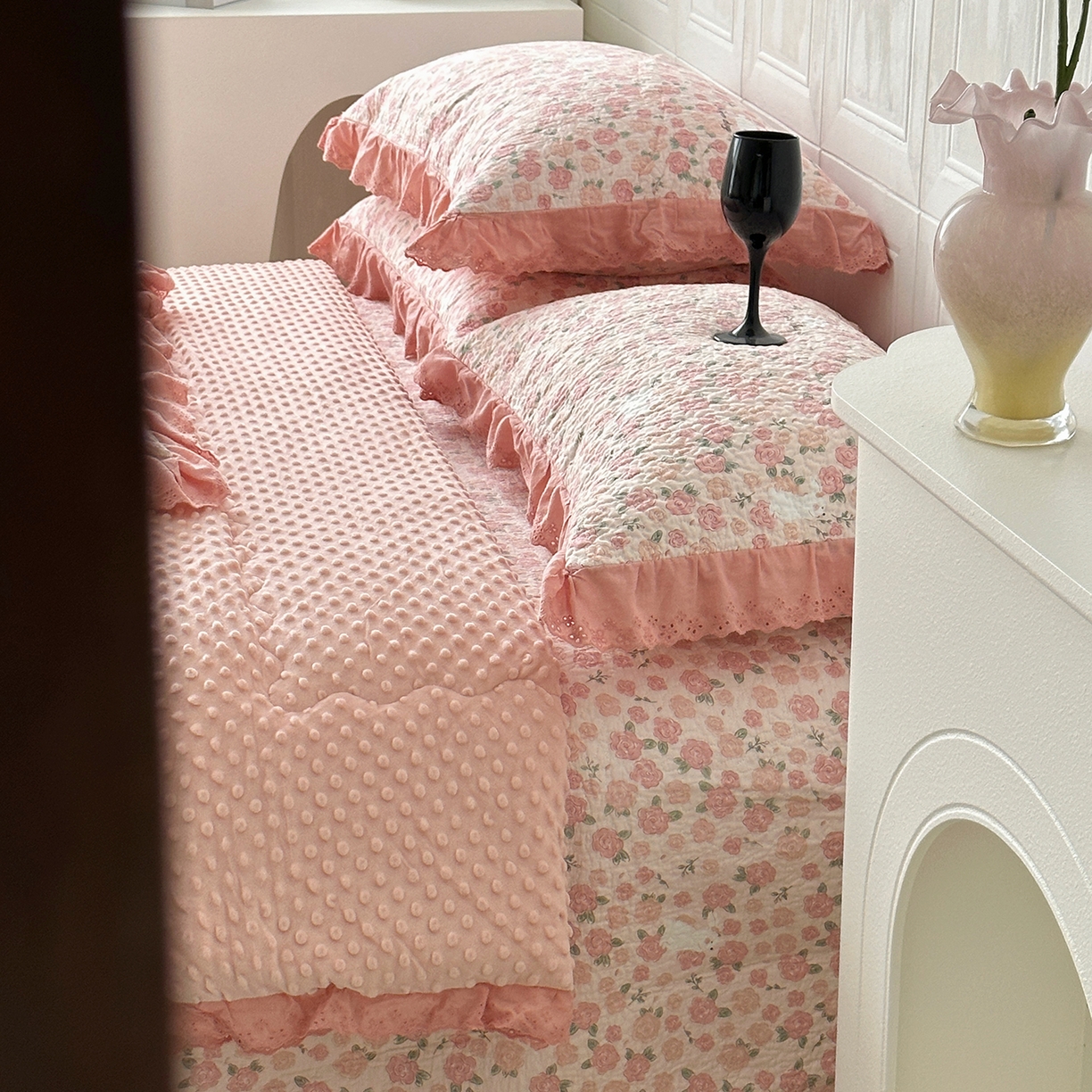 91家纺网 家纺一手货源 找家纺 佰织鑫家居 2025秋冬新品全棉法式床盖款豆豆被四件套 爱情故事