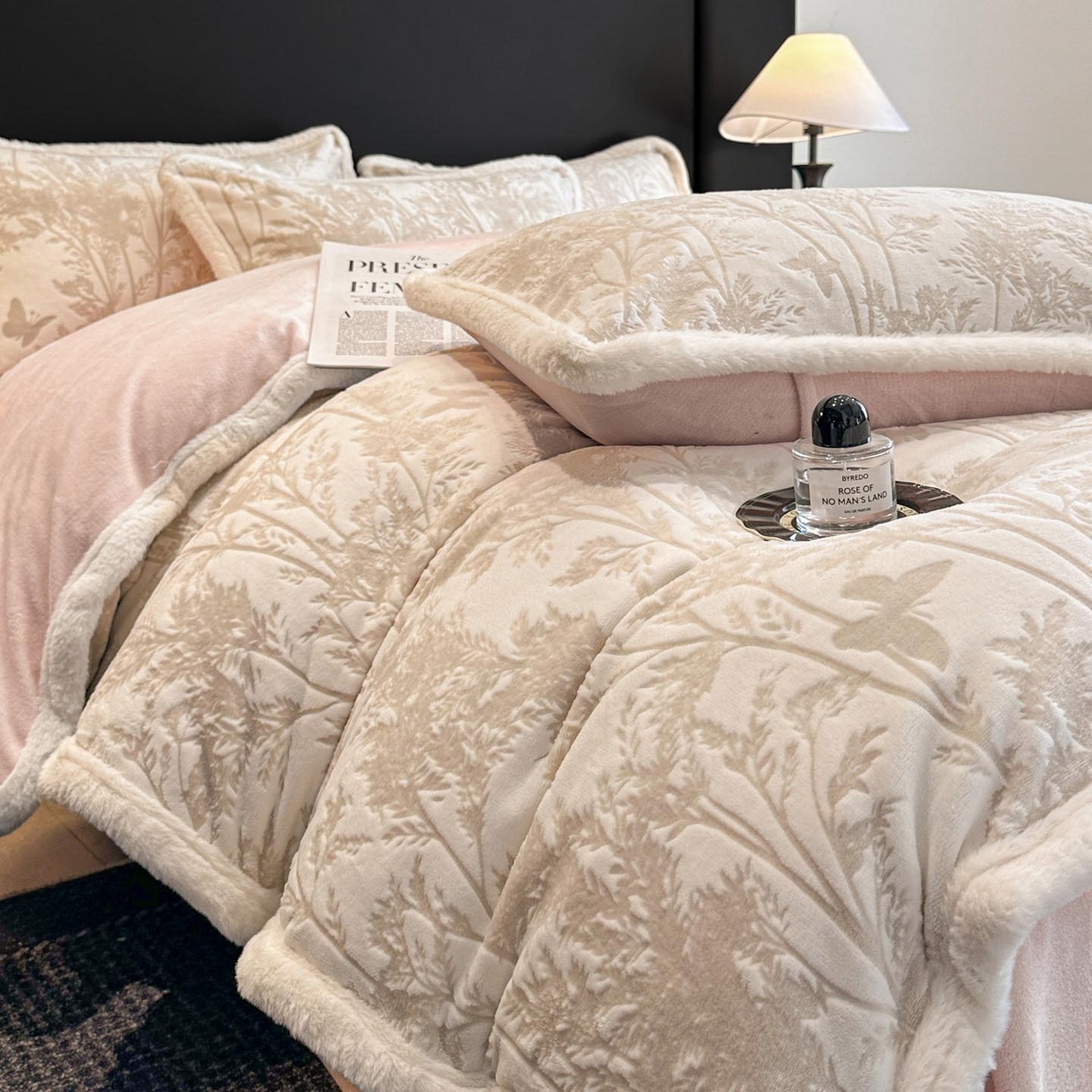 91家纺网 家纺一手货源 找家纺 涵宸家纺 2025新款雕花牛奶绒四件套 雨蝶-灰