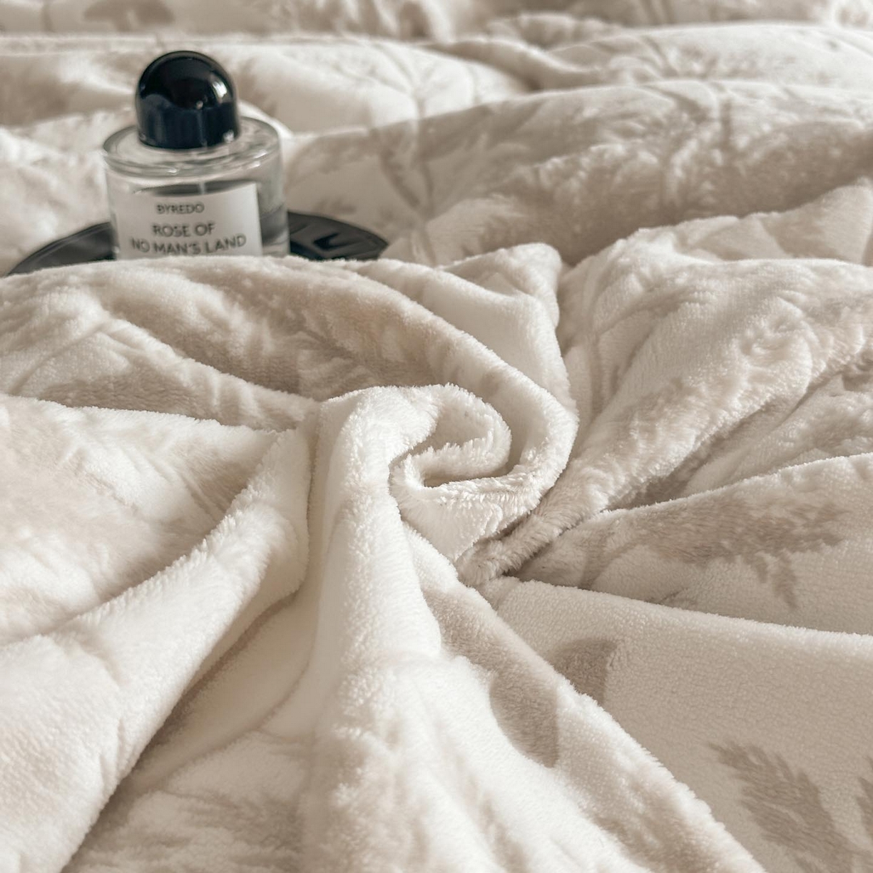 91家纺网 家纺一手货源 找家纺 涵宸家纺 2025新款雕花牛奶绒四件套 雨蝶-灰