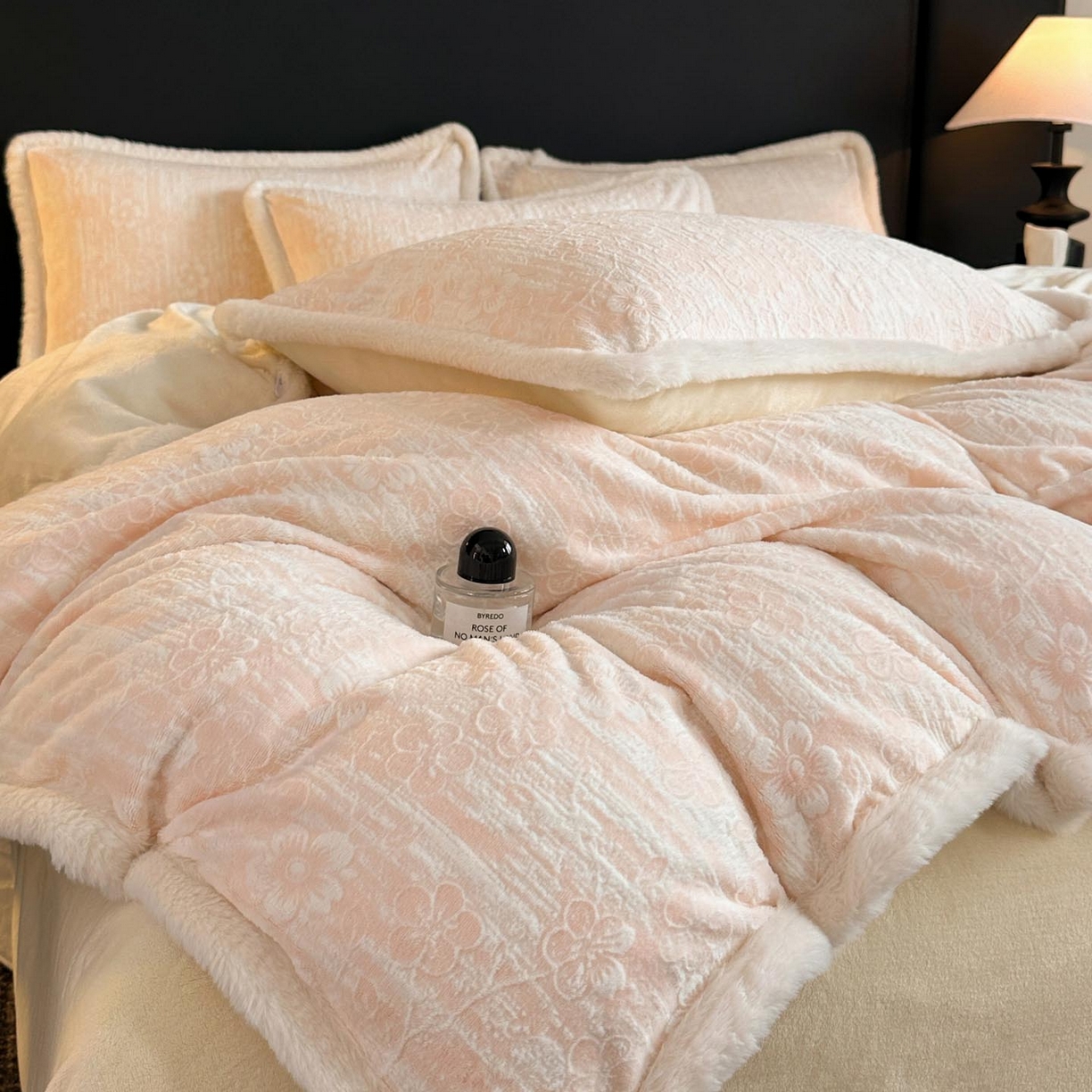 91家纺网 家纺一手货源 找家纺 涵宸家纺 2025新款雕花牛奶绒四件套 秋日花语