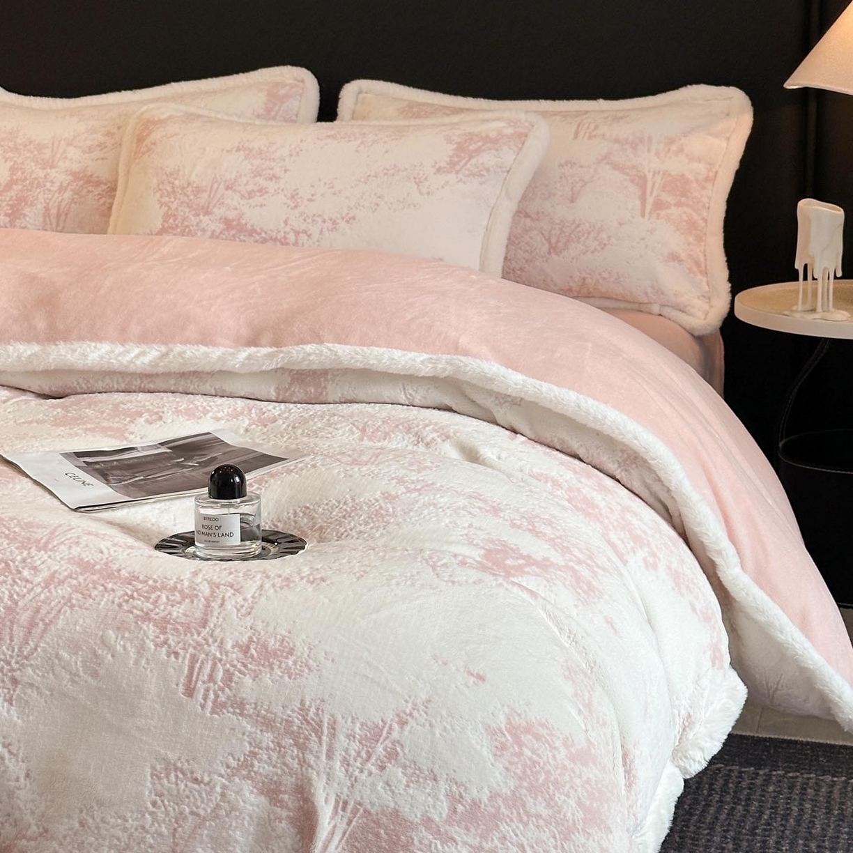 91家纺网 家纺一手货源 找家纺 涵宸家纺 2025新款雕花牛奶绒四件套 绿茵-粉