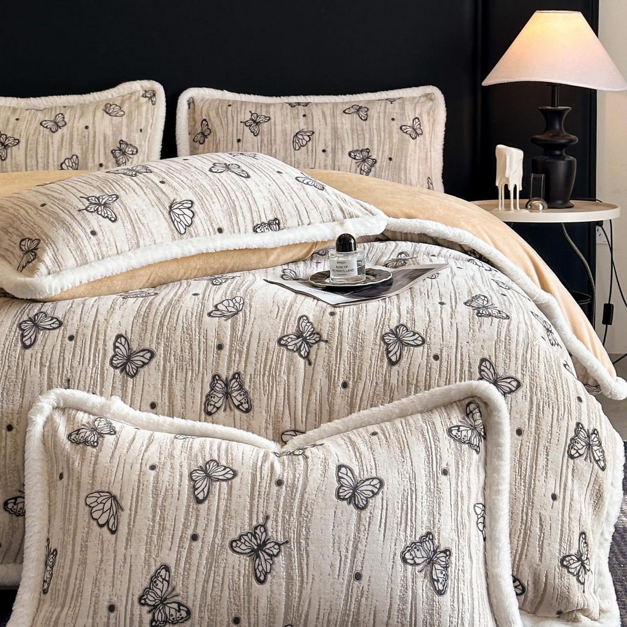 91家纺网 家纺一手货源 找家纺 涵宸家纺 2025新款雕花牛奶绒四件套 蝶舞纷飞-咖