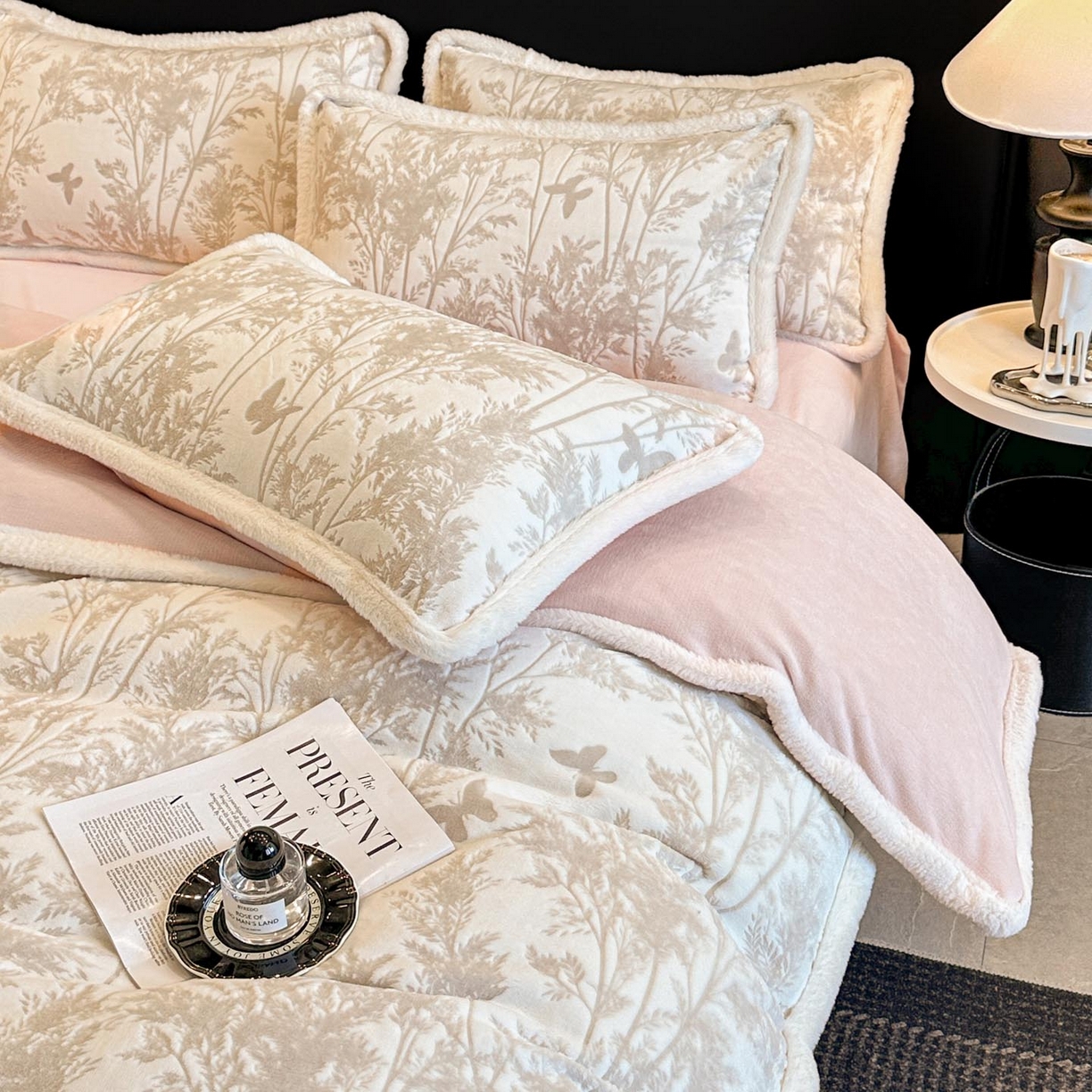 91家纺网 家纺一手货源 找家纺 涵宸家纺 2025新款雕花牛奶绒四件套 雨蝶-灰