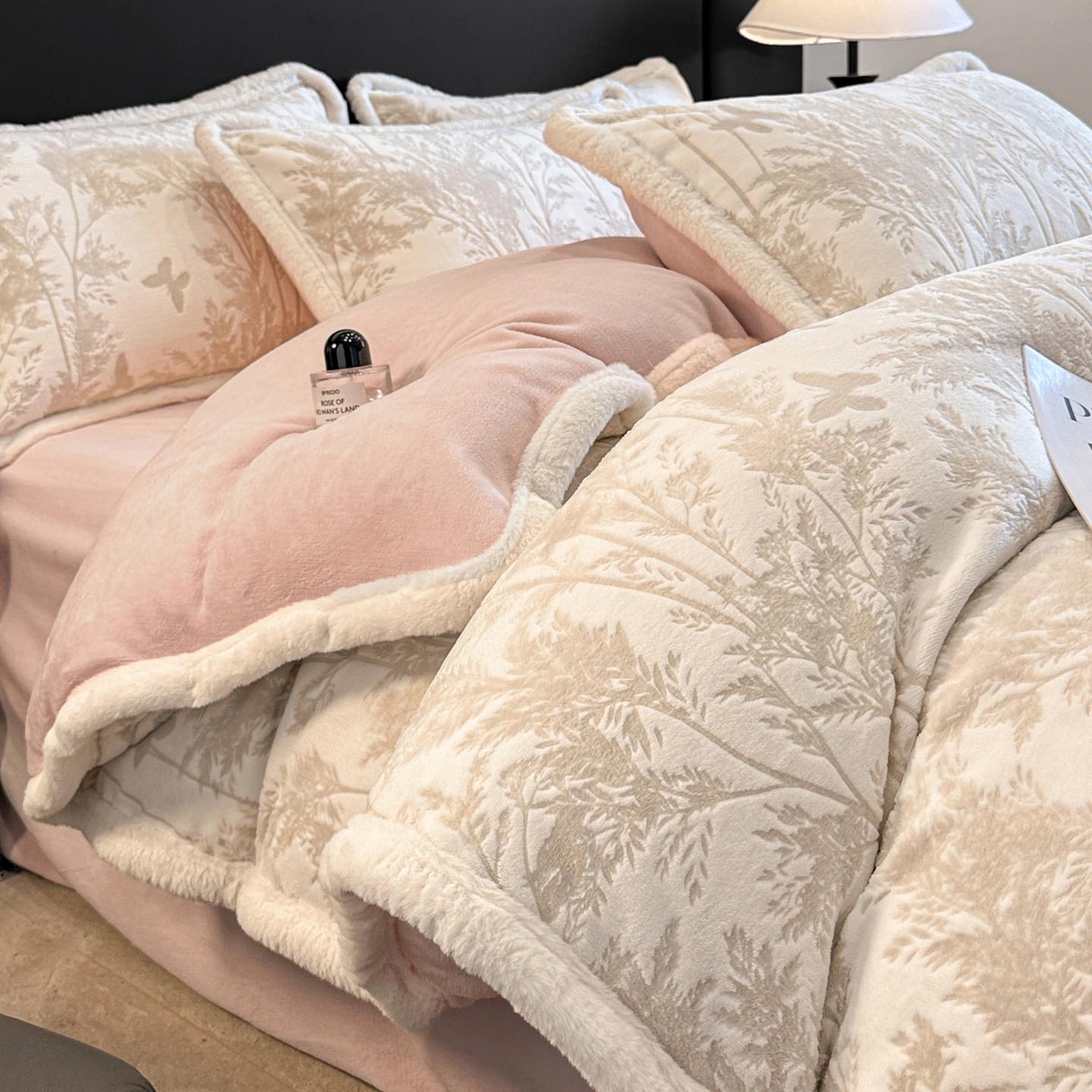 91家纺网 家纺一手货源 找家纺 涵宸家纺 2025新款雕花牛奶绒四件套 雨蝶-灰