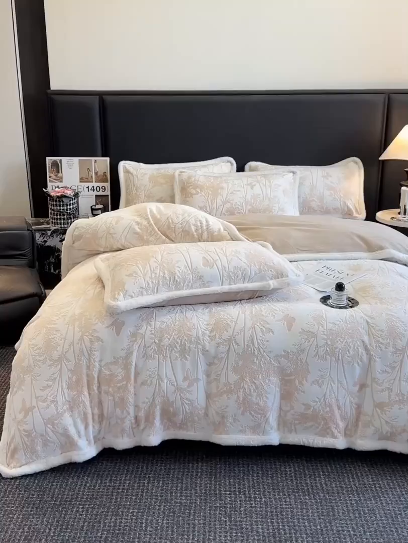 91家纺网 家纺一手货源 找家纺 涵宸家纺 2025新款雕花牛奶绒四件套 雨蝶-卡其