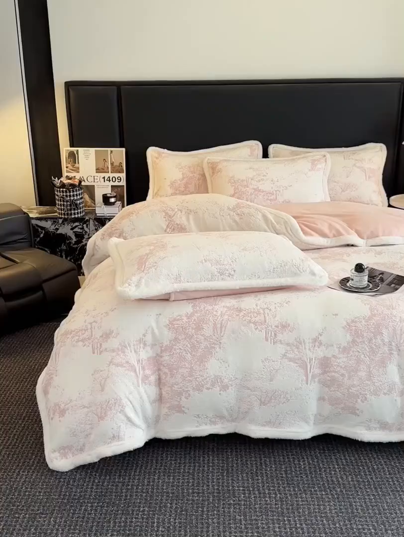 91家纺网 家纺一手货源 找家纺 涵宸家纺 2025新款雕花牛奶绒四件套 绿茵-粉