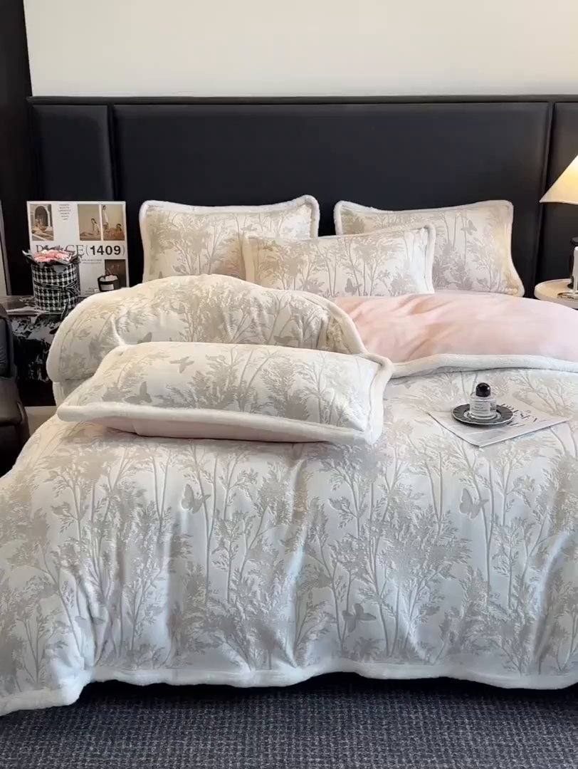 91家纺网 家纺一手货源 找家纺 涵宸家纺 2025新款雕花牛奶绒四件套 雨蝶-灰