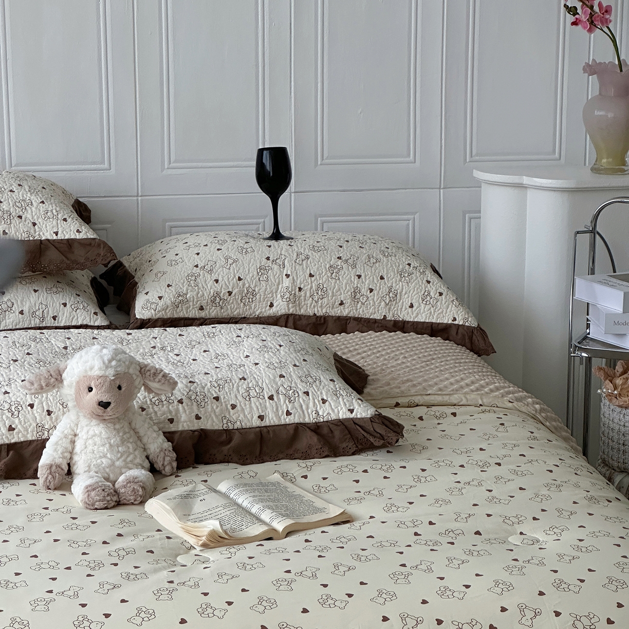 91家纺网 家纺一手货源 找家纺 佰织鑫家居 2025秋冬新品全棉法式床盖款豆豆被四件套 贝贝熊