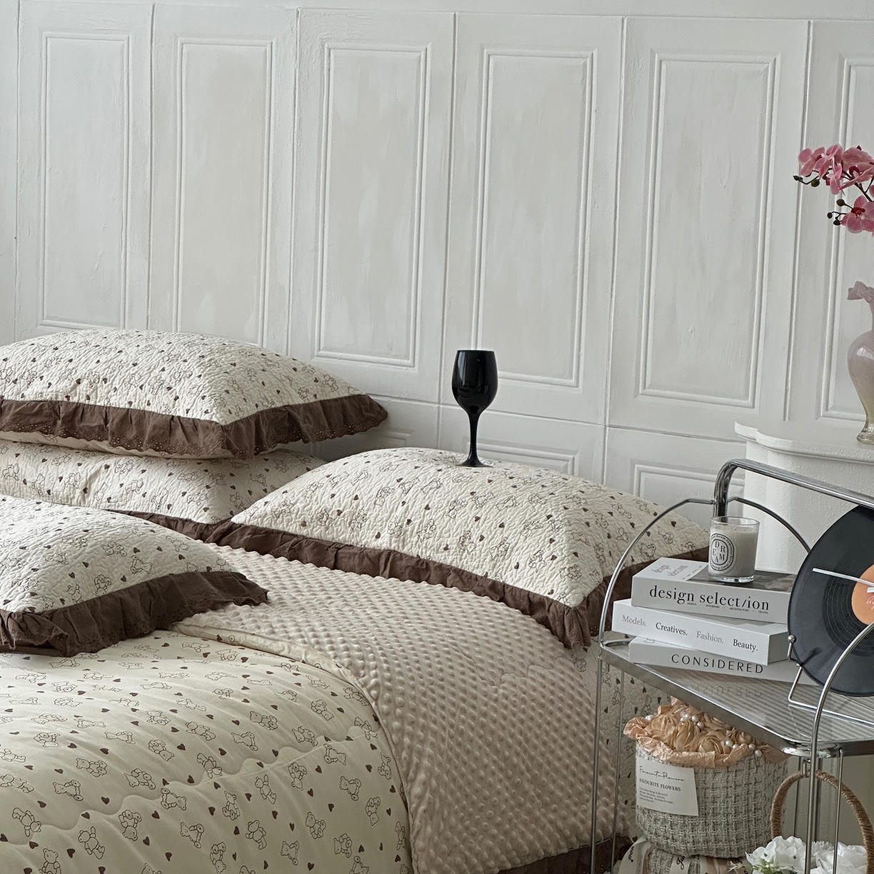 91家纺网 家纺一手货源 找家纺 佰织鑫家居 2025秋冬新品全棉法式床盖款豆豆被四件套 贝贝熊