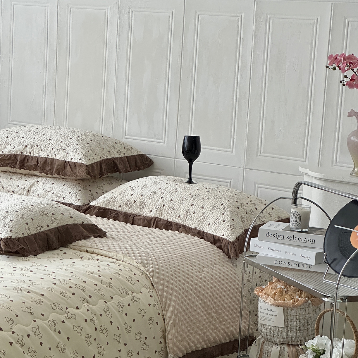 91家纺网 家纺一手货源 找家纺 佰织鑫家居 2025秋冬新品全棉法式床盖款豆豆被四件套 贝贝熊