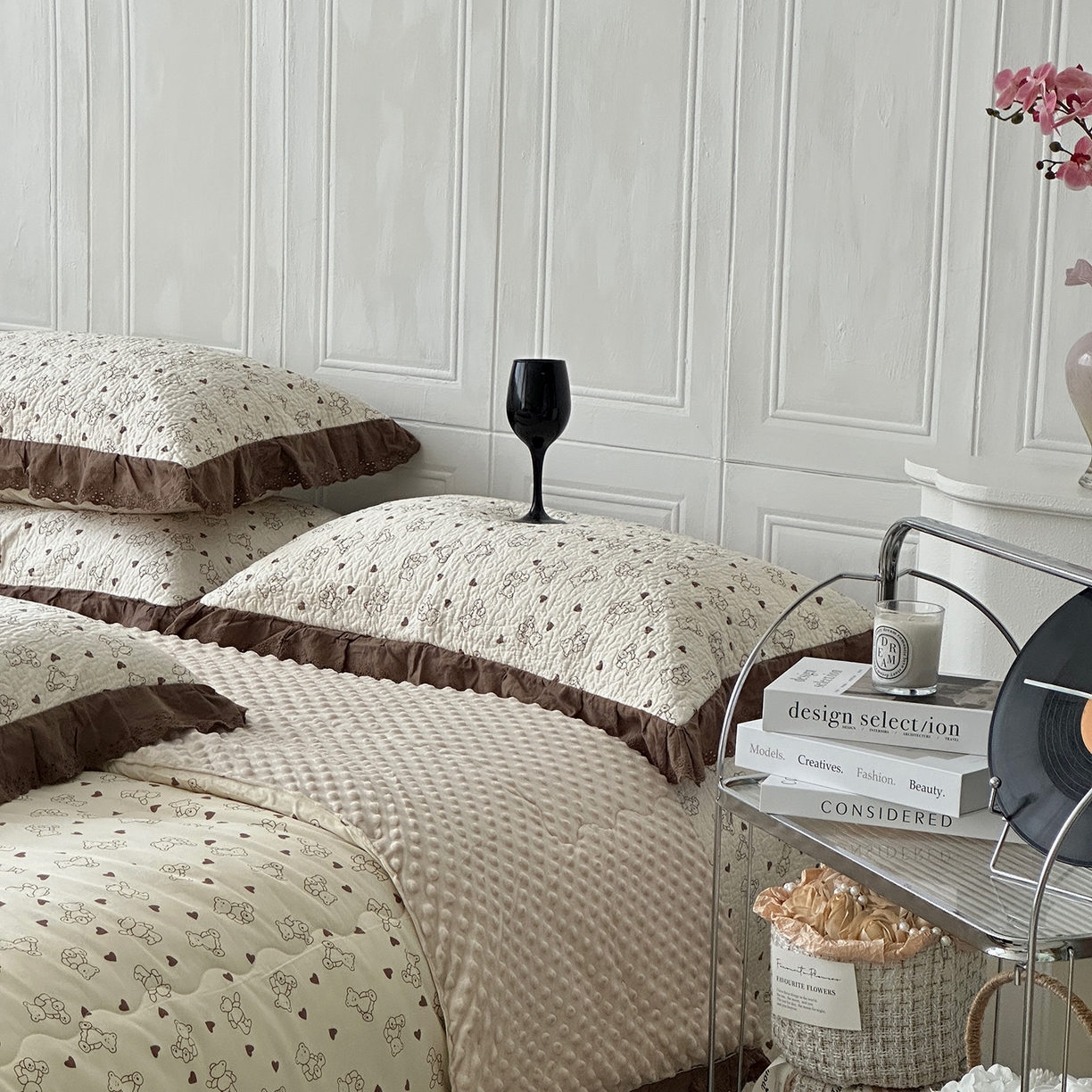 91家纺网 家纺一手货源 找家纺 佰织鑫家居 2025秋冬新品全棉法式床盖款豆豆被四件套 贝贝熊