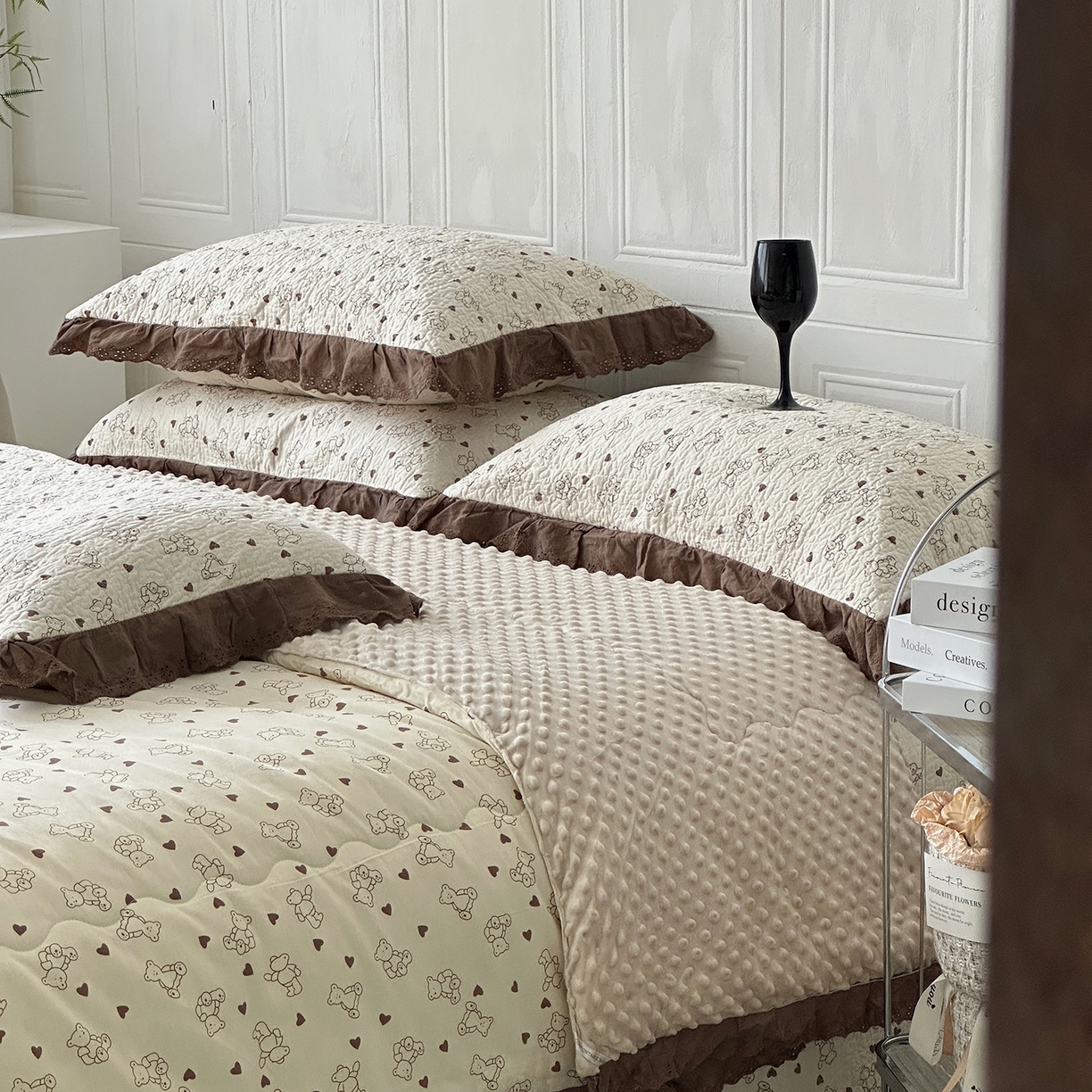 91家纺网 家纺一手货源 找家纺 佰织鑫家居 2025秋冬新品全棉法式床盖款豆豆被四件套 贝贝熊