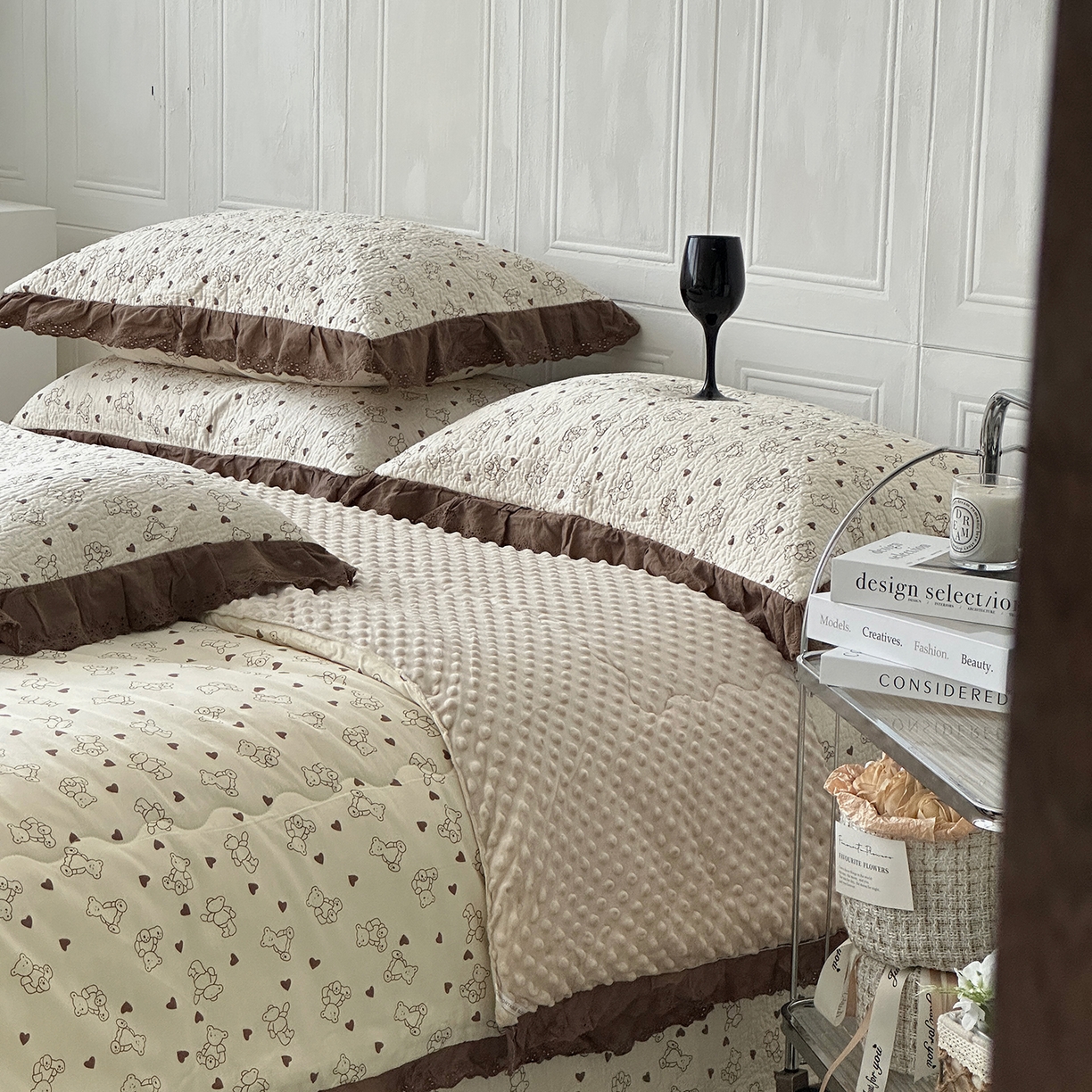 91家纺网 家纺一手货源 找家纺 佰织鑫家居 2025秋冬新品全棉法式床盖款豆豆被四件套 贝贝熊