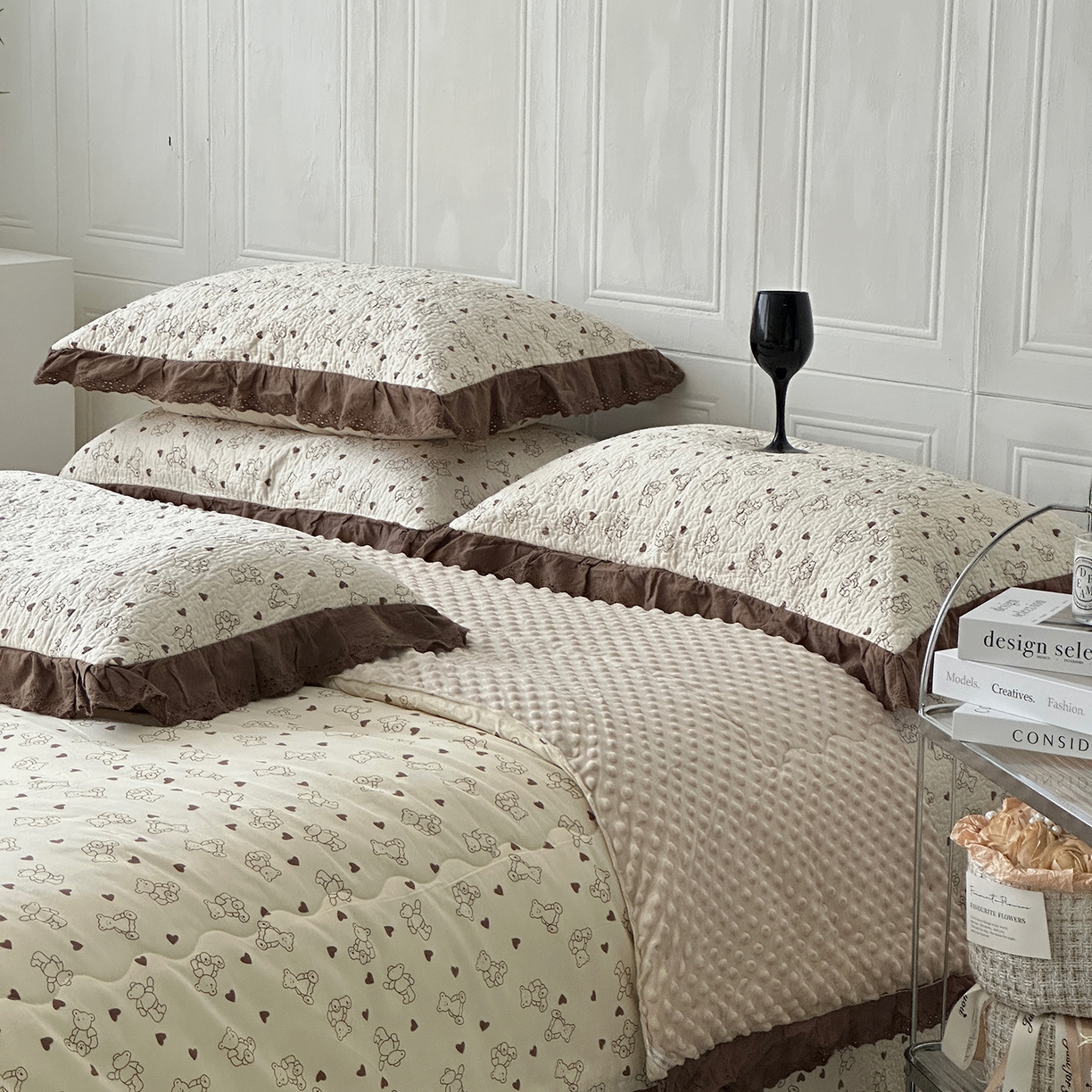 91家纺网 家纺一手货源 找家纺 佰织鑫家居 2025秋冬新品全棉法式床盖款豆豆被四件套 贝贝熊