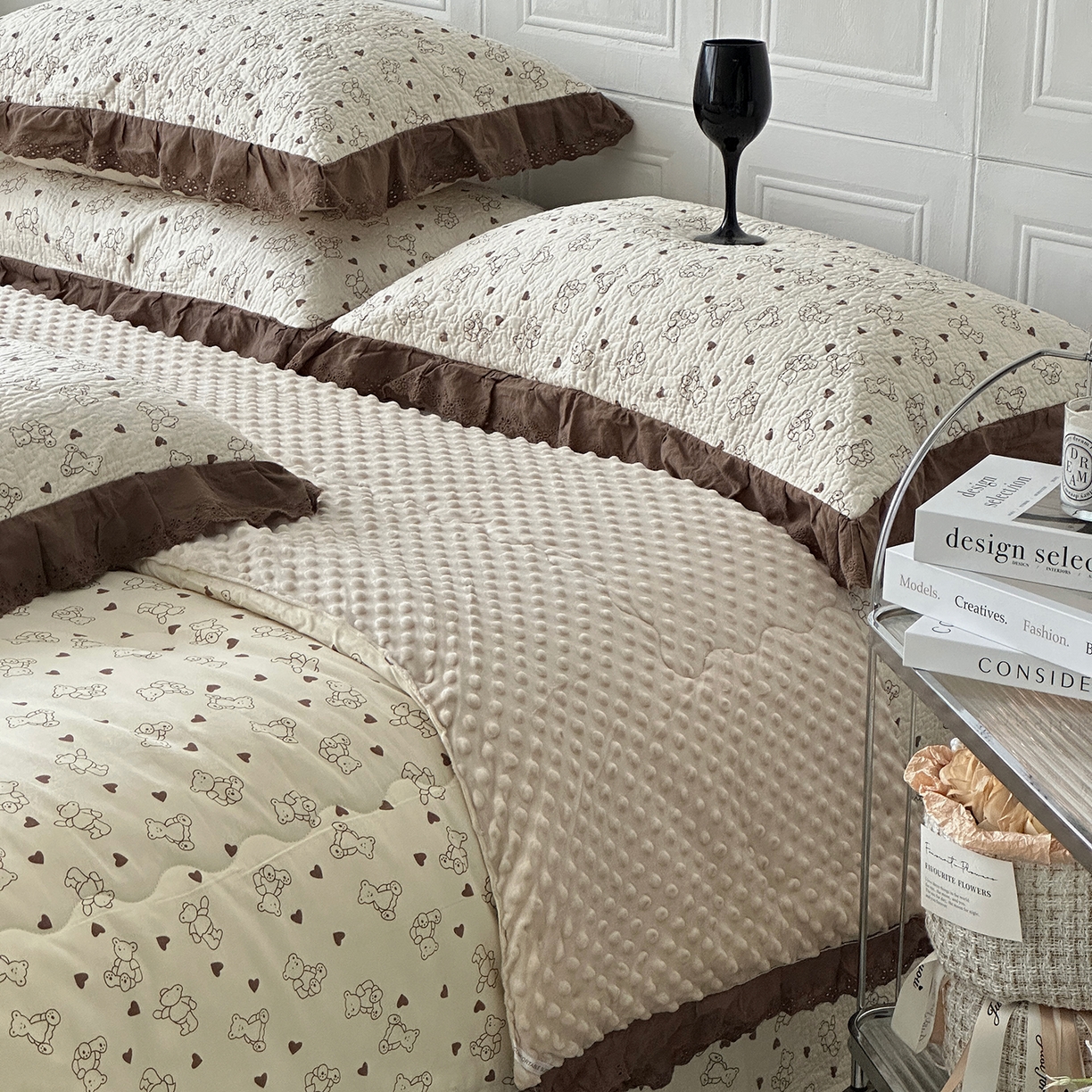 91家纺网 家纺一手货源 找家纺 佰织鑫家居 2025秋冬新品全棉法式床盖款豆豆被四件套 贝贝熊