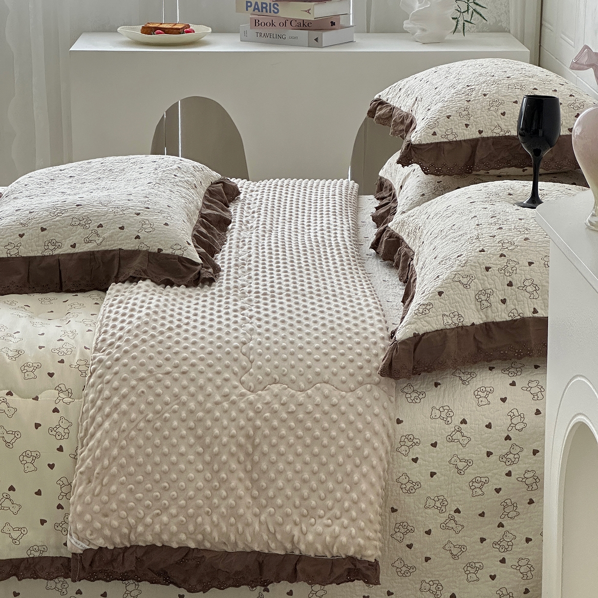 91家纺网 家纺一手货源 找家纺 佰织鑫家居 2025秋冬新品全棉法式床盖款豆豆被四件套 贝贝熊