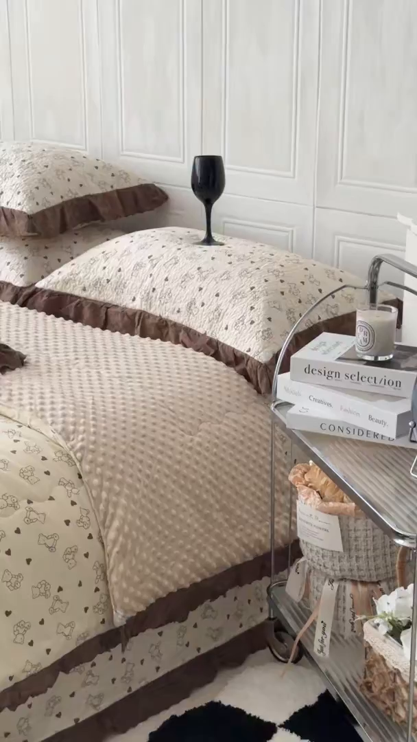 91家纺网 家纺一手货源 找家纺 佰织鑫家居 2025秋冬新品全棉法式床盖款豆豆被四件套 贝贝熊