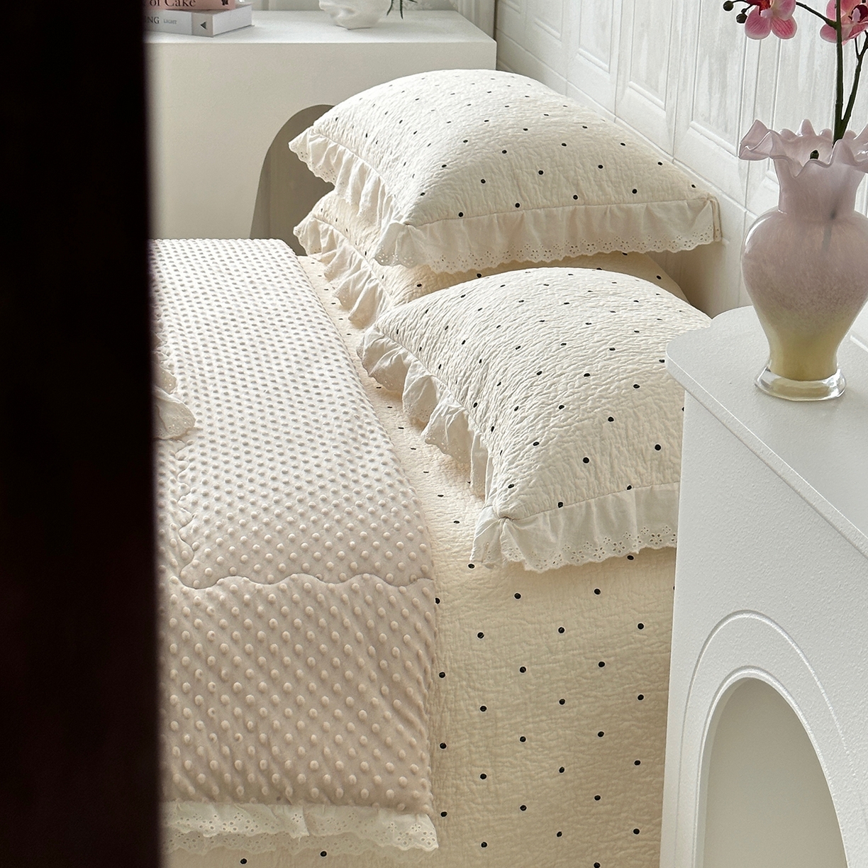 91家纺网 家纺一手货源 找家纺 佰织鑫家居 2025秋冬新品全棉法式床盖款豆豆被四件套 波点