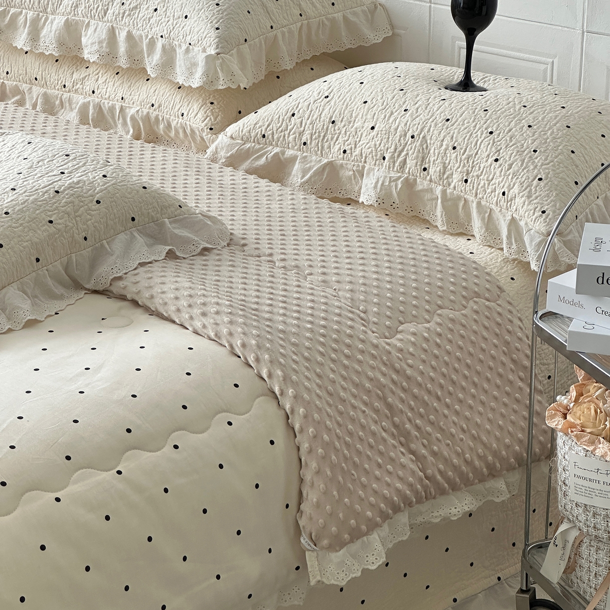 91家纺网 家纺一手货源 找家纺 佰织鑫家居 2025秋冬新品全棉法式床盖款豆豆被四件套 波点