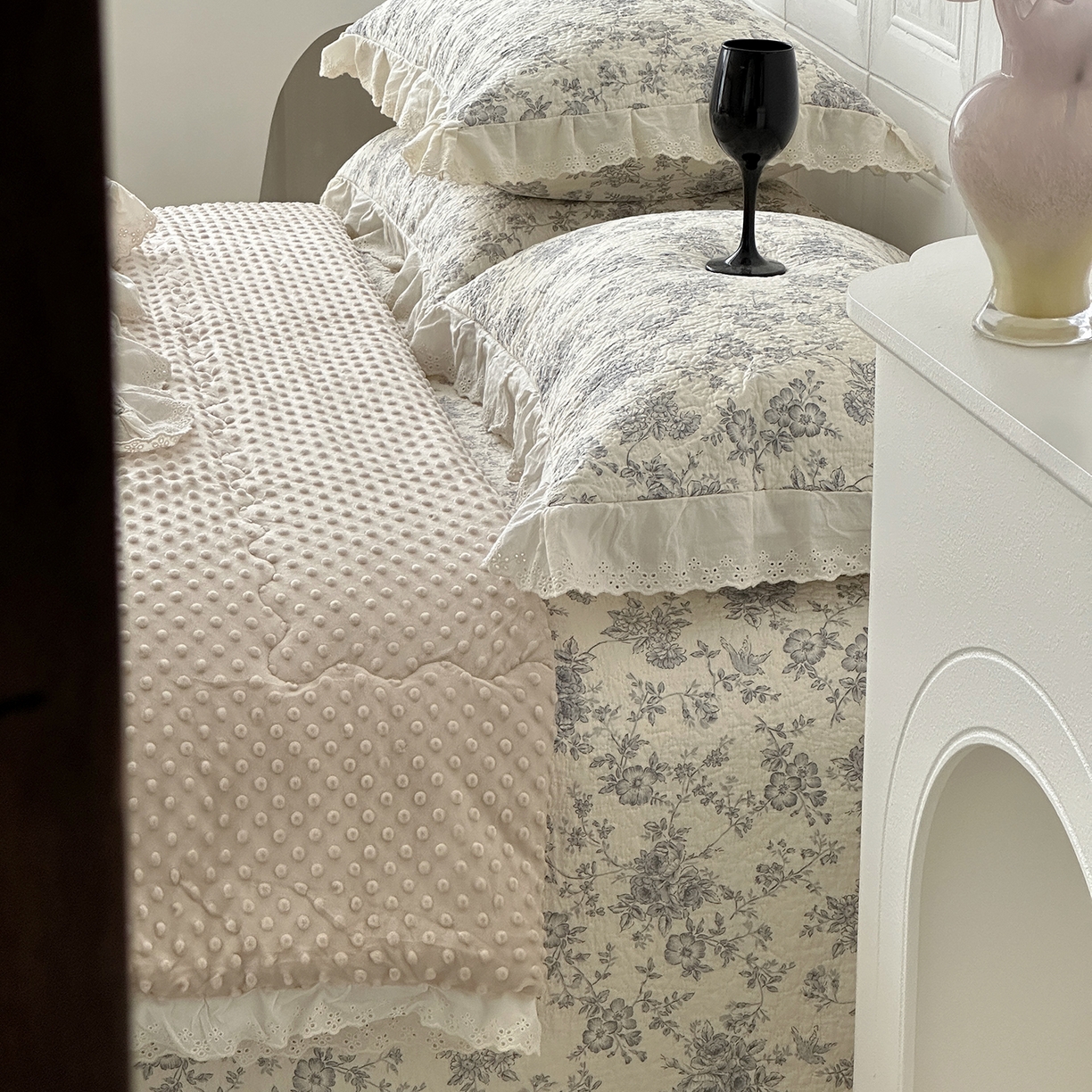 91家纺网 家纺一手货源 找家纺 佰织鑫家居 2025秋冬新品全棉法式床盖款豆豆被四件套 赫本