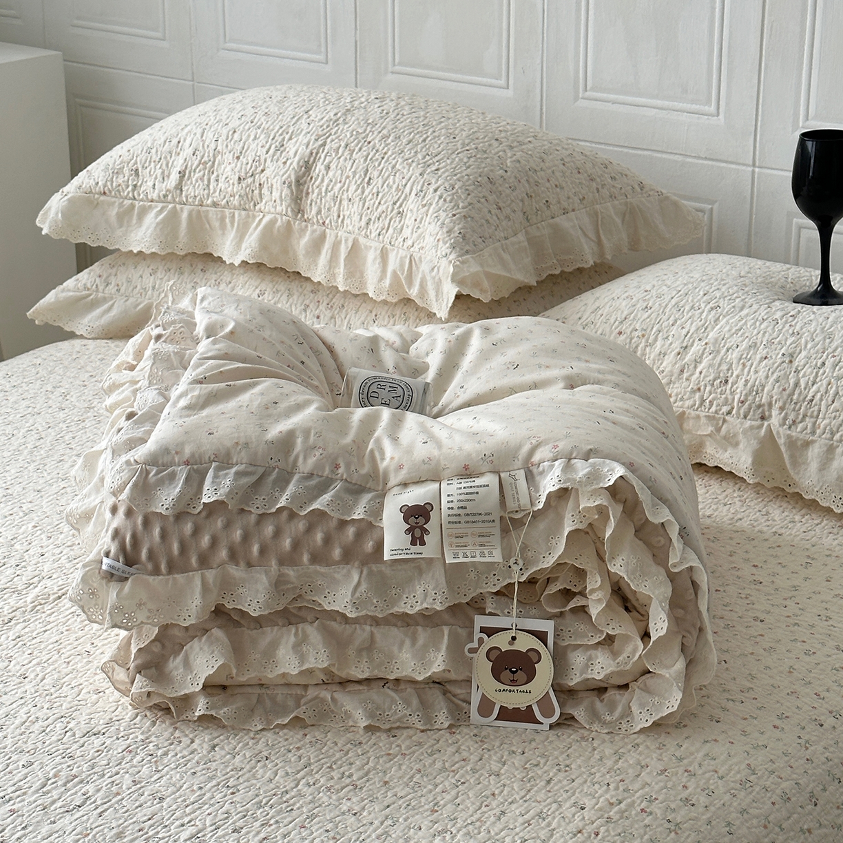 91家纺网 家纺一手货源 找家纺 佰织鑫家居 2025秋冬新品全棉法式床盖款豆豆被四件套 花朵儿