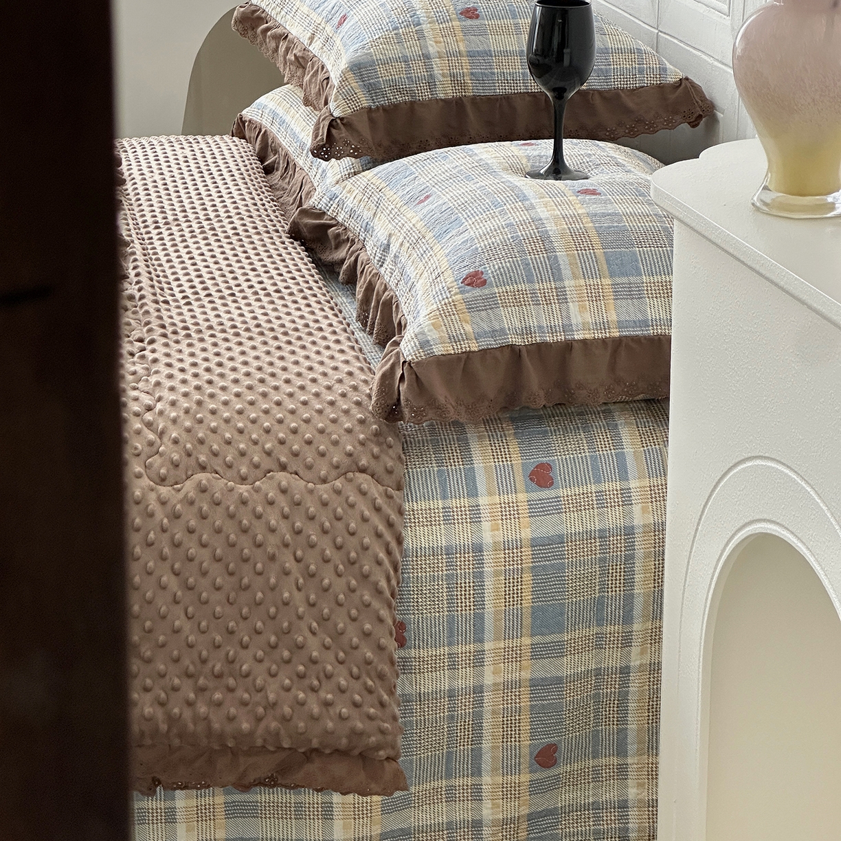 91家纺网 家纺一手货源 找家纺 佰织鑫家居 2025秋冬新品全棉法式床盖款豆豆被四件套 莱恩