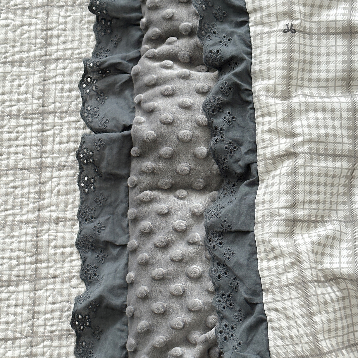 91家纺网 家纺一手货源 找家纺 佰织鑫家居 2025秋冬新品全棉法式床盖款豆豆被四件套 蓝格