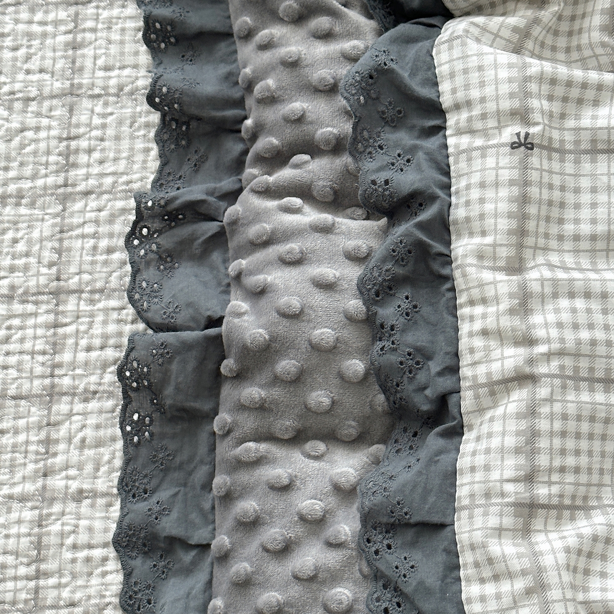 91家纺网 家纺一手货源 找家纺 佰织鑫家居 2025秋冬新品全棉法式床盖款豆豆被四件套 蓝格