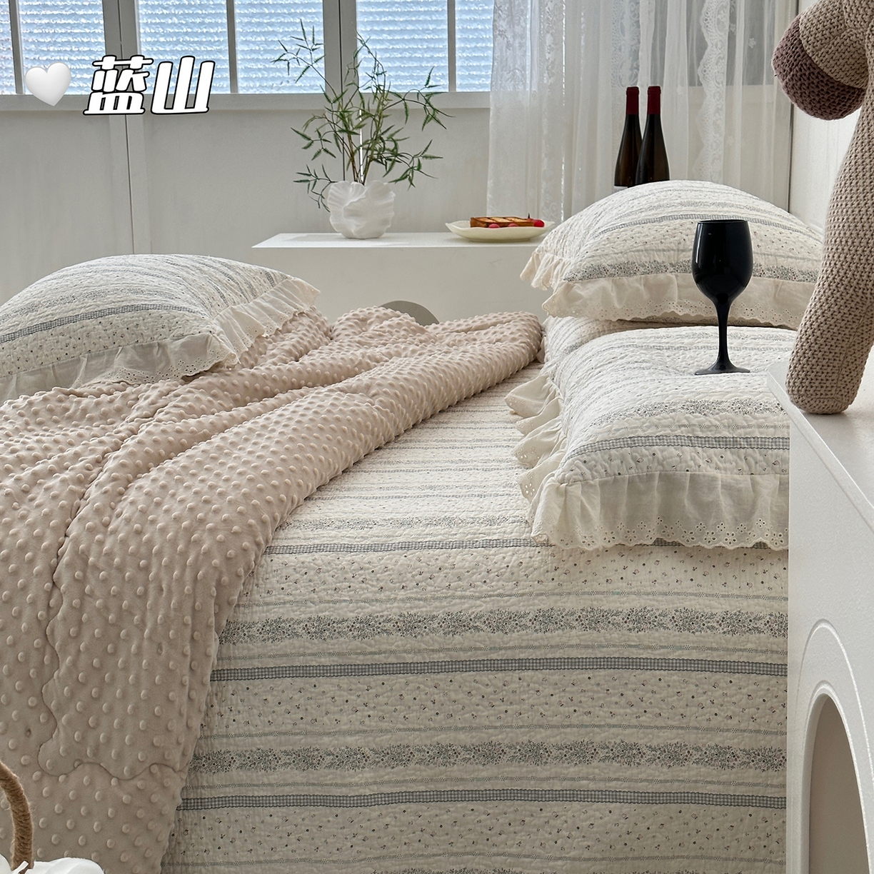 91家纺网 家纺一手货源 找家纺 佰织鑫家居 2025秋冬新品全棉法式床盖款豆豆被四件套 蓝山