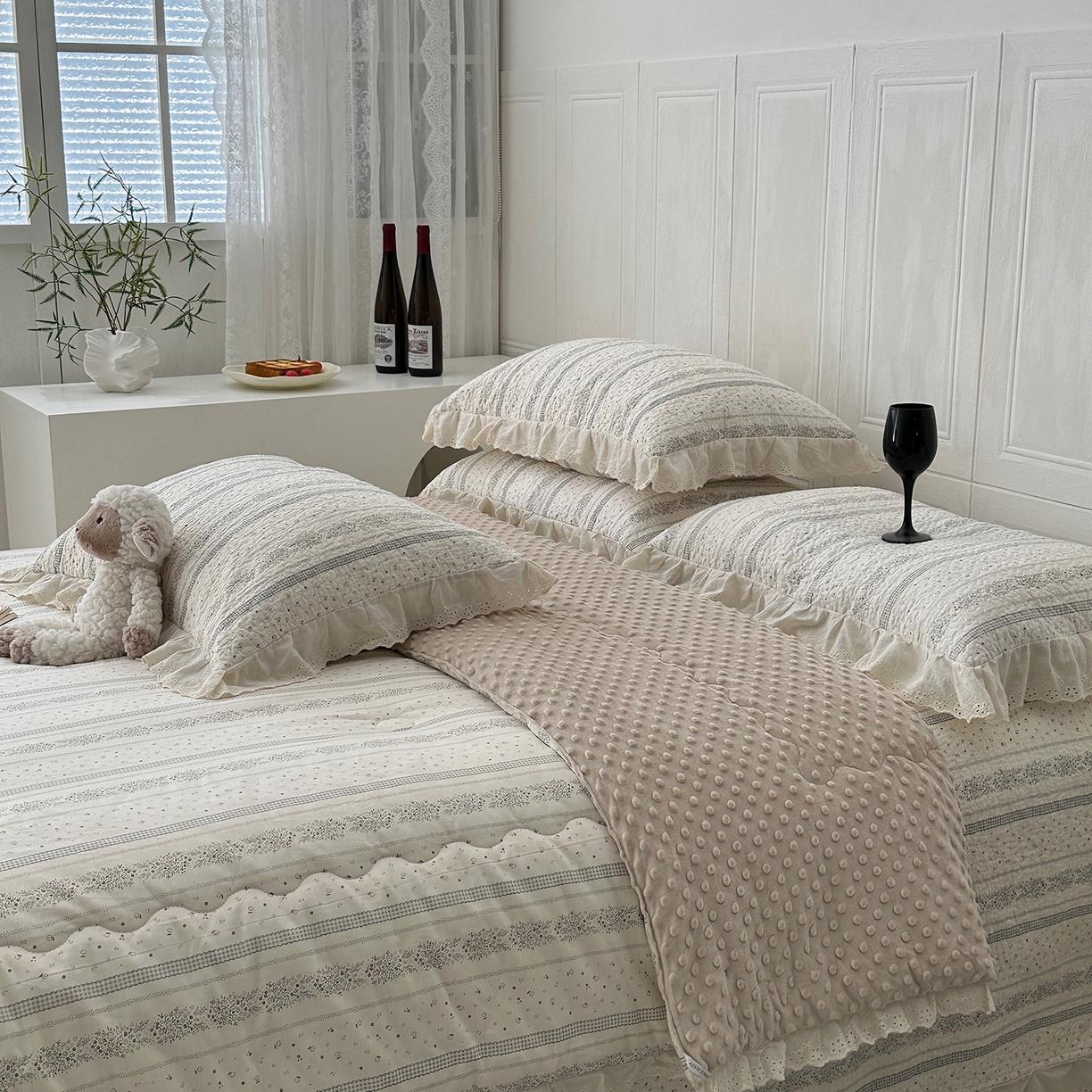 91家纺网 家纺一手货源 找家纺 佰织鑫家居 2025秋冬新品全棉法式床盖款豆豆被四件套 蓝山