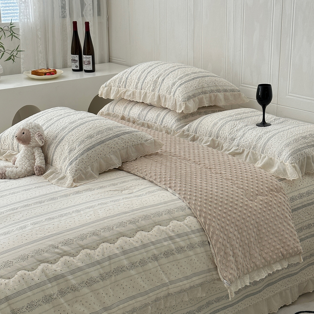 91家纺网 家纺一手货源 找家纺 佰织鑫家居 2025秋冬新品全棉法式床盖款豆豆被四件套 蓝山