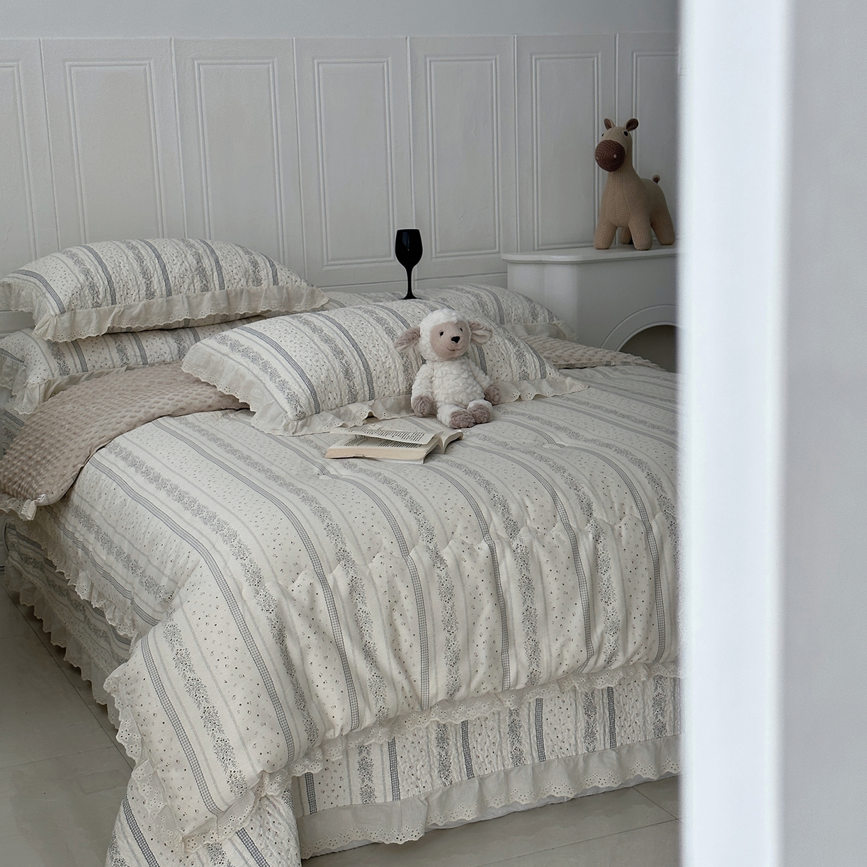 91家纺网 家纺一手货源 找家纺 佰织鑫家居 2025秋冬新品全棉法式床盖款豆豆被四件套 蓝山