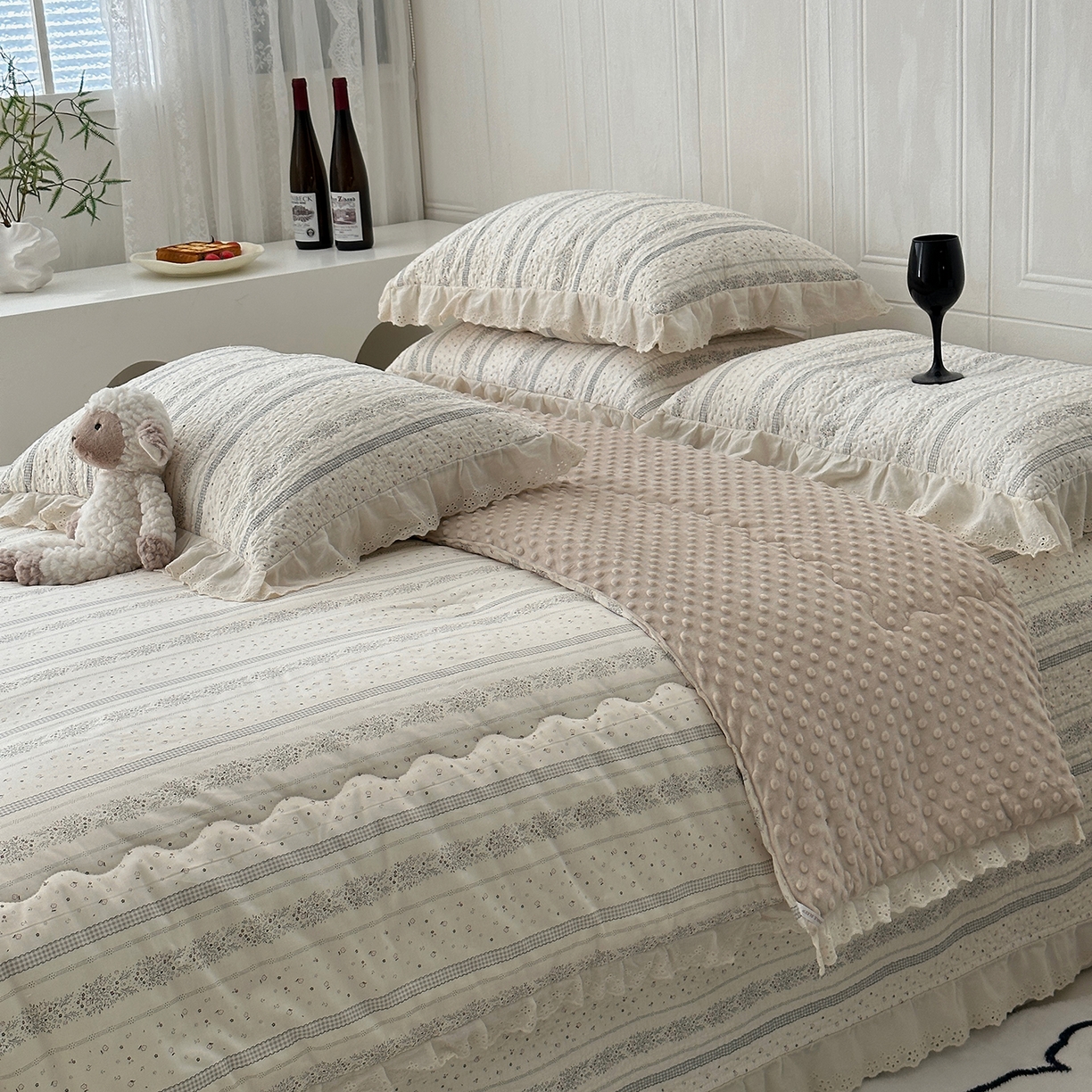 91家纺网 家纺一手货源 找家纺 佰织鑫家居 2025秋冬新品全棉法式床盖款豆豆被四件套 蓝山