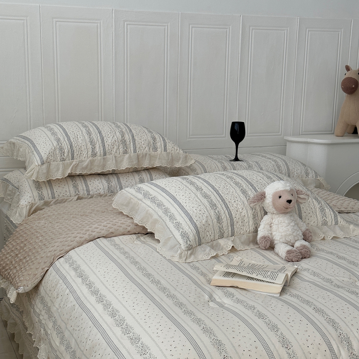 91家纺网 家纺一手货源 找家纺 佰织鑫家居 2025秋冬新品全棉法式床盖款豆豆被四件套 蓝山