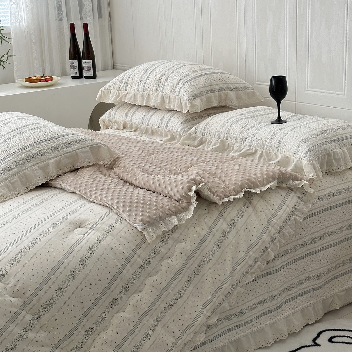 91家纺网 家纺一手货源 找家纺 佰织鑫家居 2025秋冬新品全棉法式床盖款豆豆被四件套 蓝山