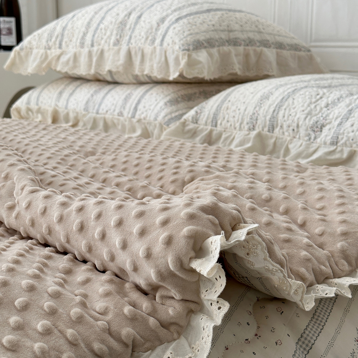 91家纺网 家纺一手货源 找家纺 佰织鑫家居 2025秋冬新品全棉法式床盖款豆豆被四件套 蓝山