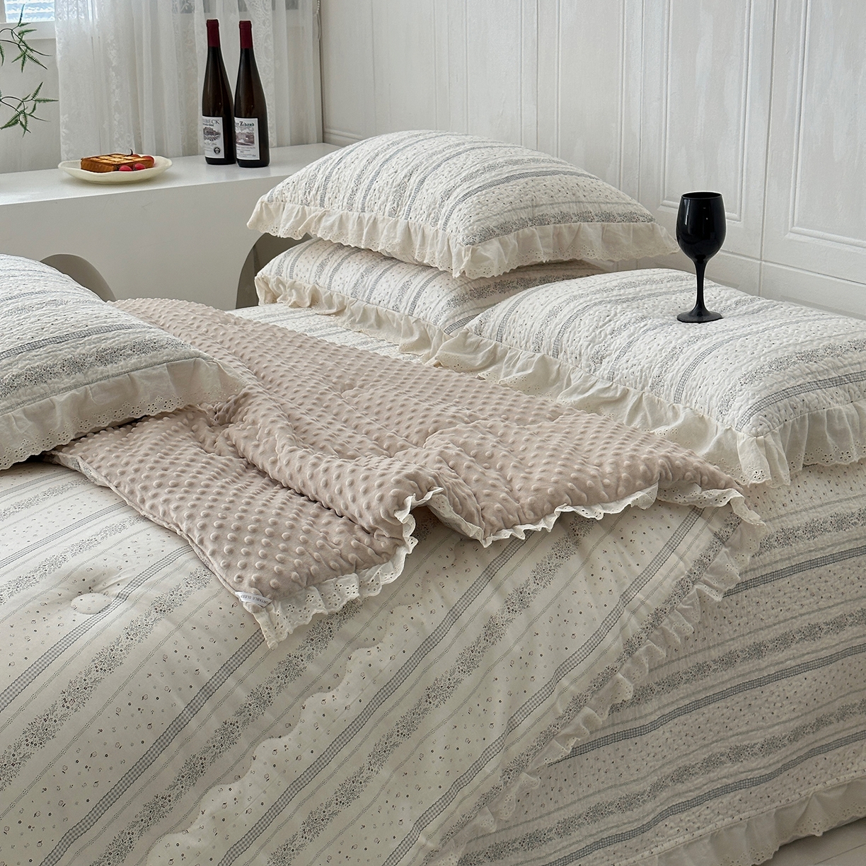 91家纺网 家纺一手货源 找家纺 佰织鑫家居 2025秋冬新品全棉法式床盖款豆豆被四件套 蓝山