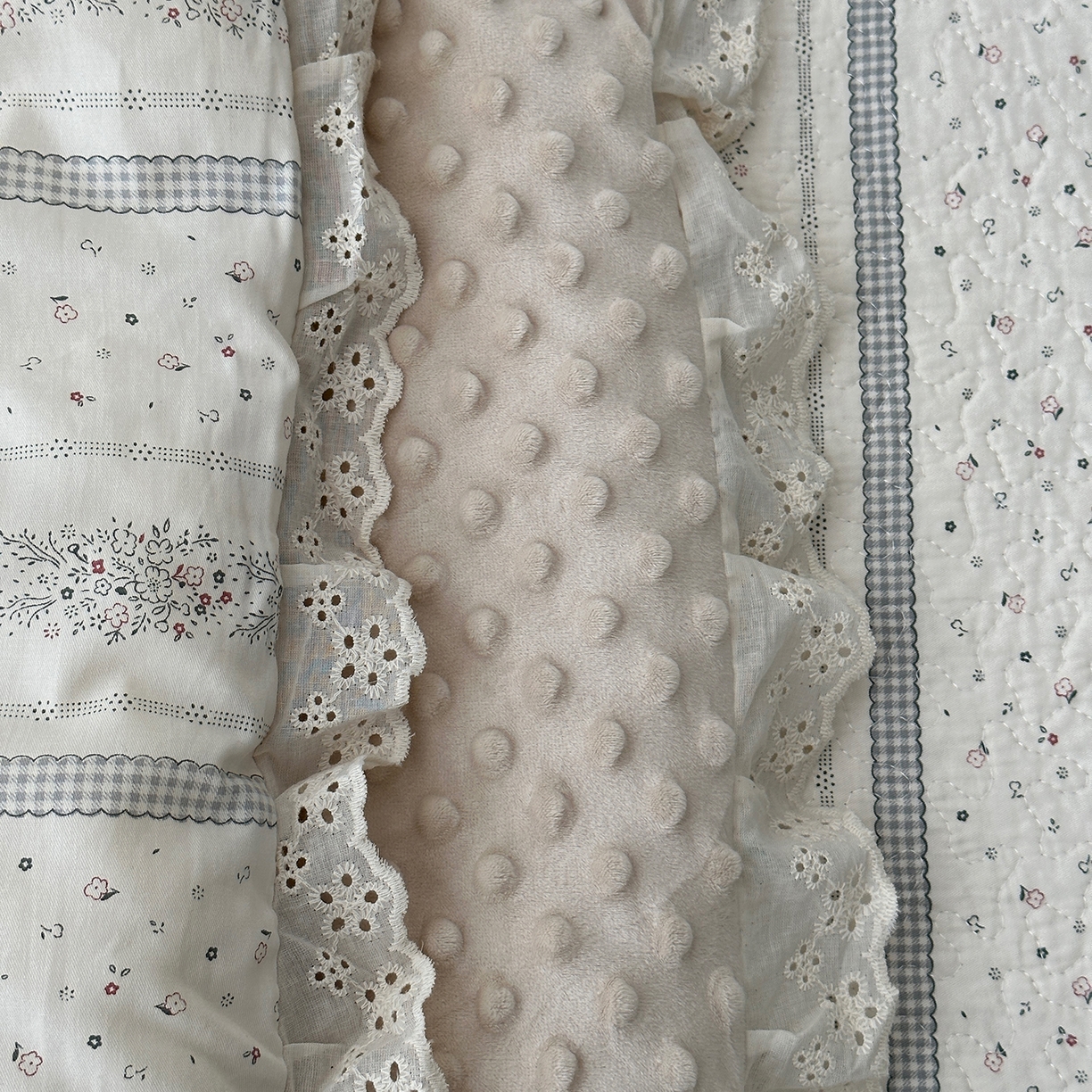 91家纺网 家纺一手货源 找家纺 佰织鑫家居 2025秋冬新品全棉法式床盖款豆豆被四件套 蓝山