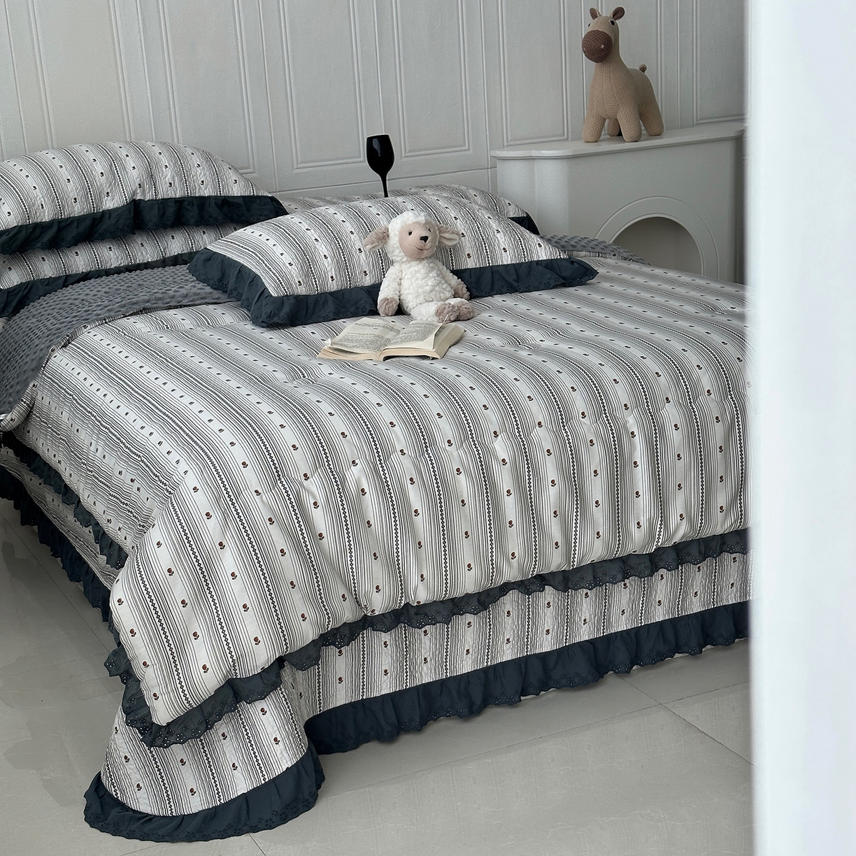 91家纺网 家纺一手货源 找家纺 佰织鑫家居 2025秋冬新品全棉法式床盖款豆豆被四件套 伦敦雾灰