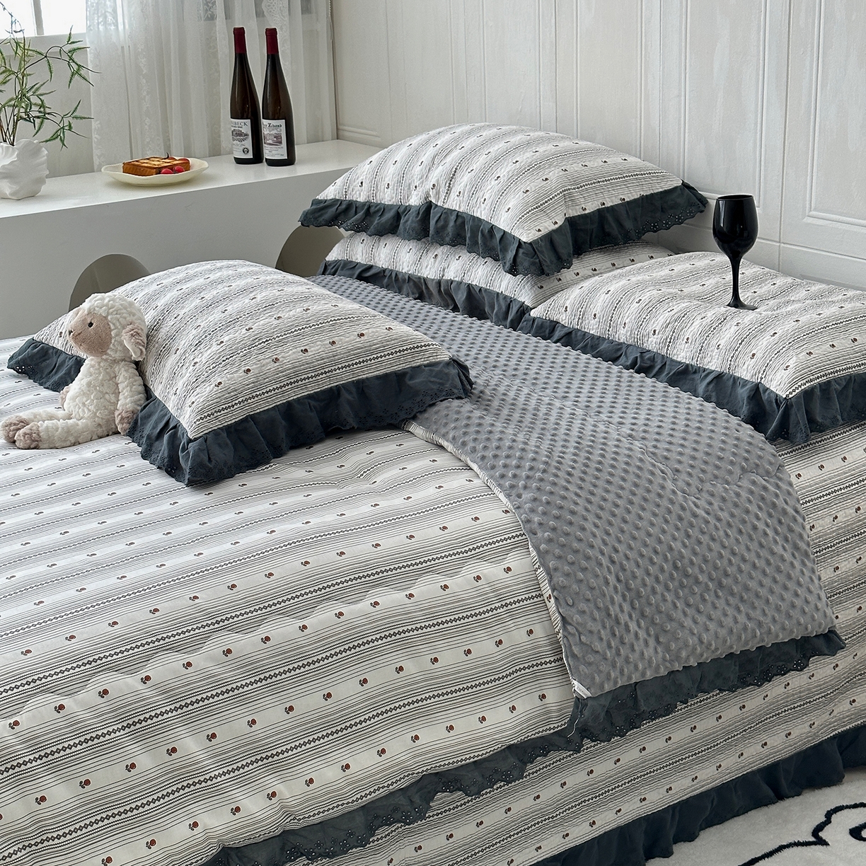 91家纺网 家纺一手货源 找家纺 佰织鑫家居 2025秋冬新品全棉法式床盖款豆豆被四件套 伦敦雾灰