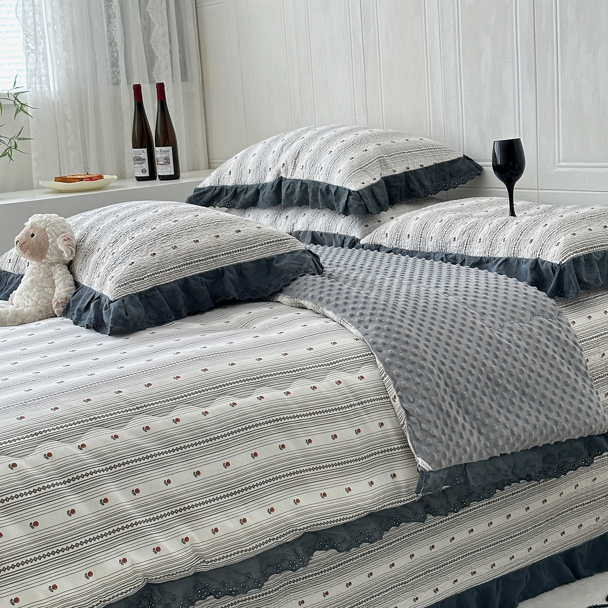 91家纺网 家纺一手货源 找家纺 佰织鑫家居 2025秋冬新品全棉法式床盖款豆豆被四件套 伦敦雾灰