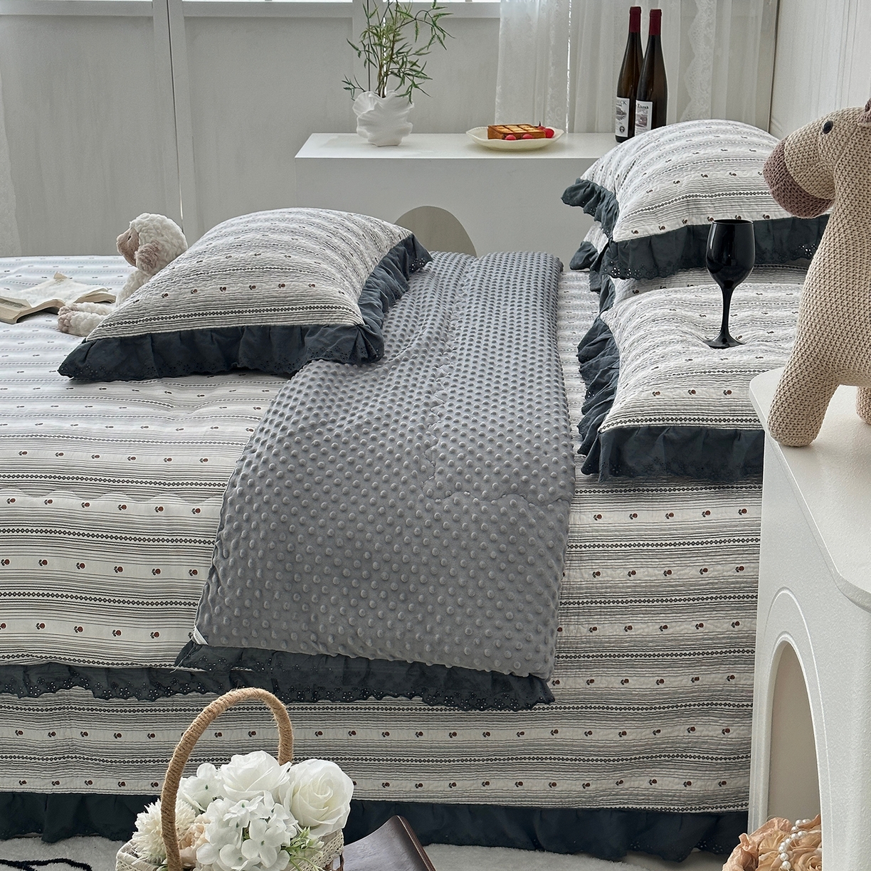 91家纺网 家纺一手货源 找家纺 佰织鑫家居 2025秋冬新品全棉法式床盖款豆豆被四件套 伦敦雾灰